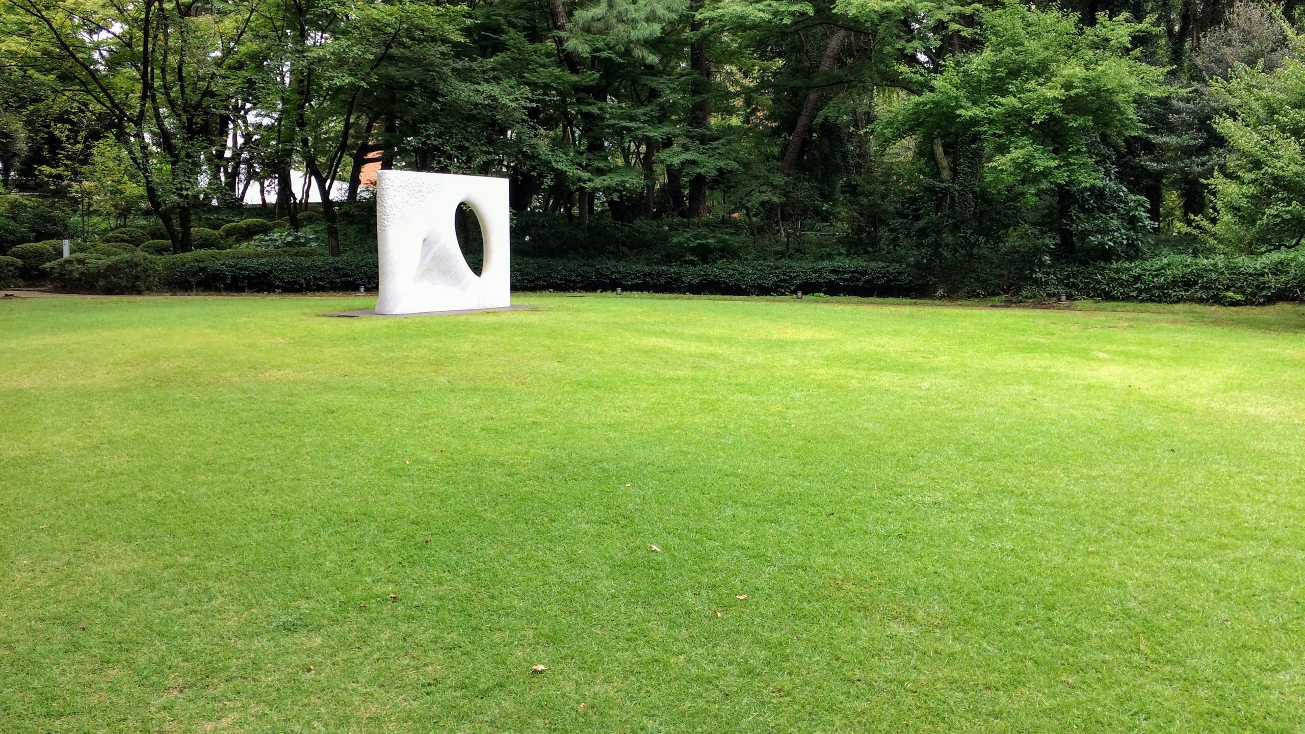 目黒駅東口から徒歩5分で着くとある庭園は白い物体が出迎えてくれる。
