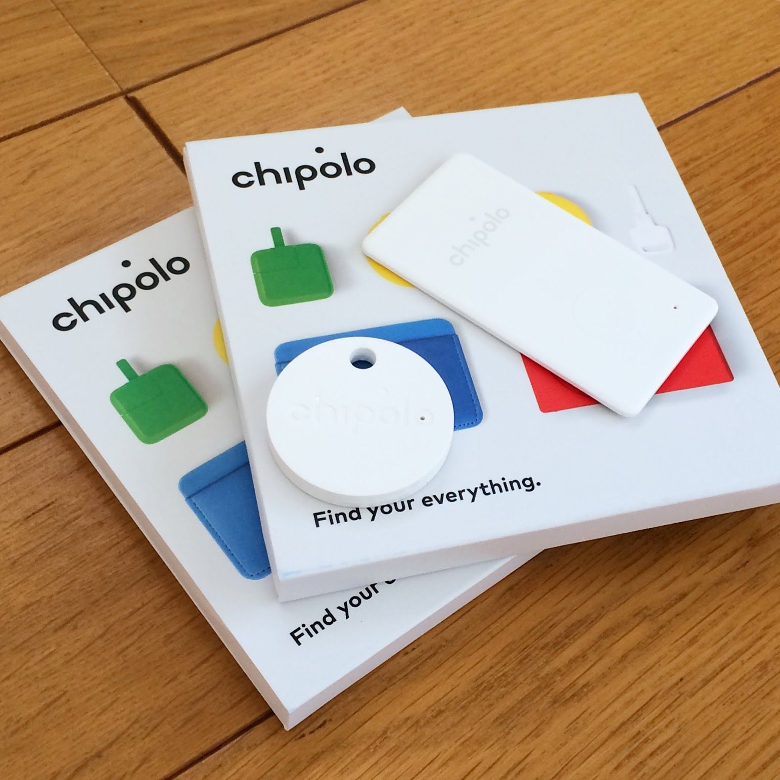 白くて丸いChipolo Classic、白くて四角いChipolo Card、そしてカラフルなデバイスがプリントされた化粧箱。