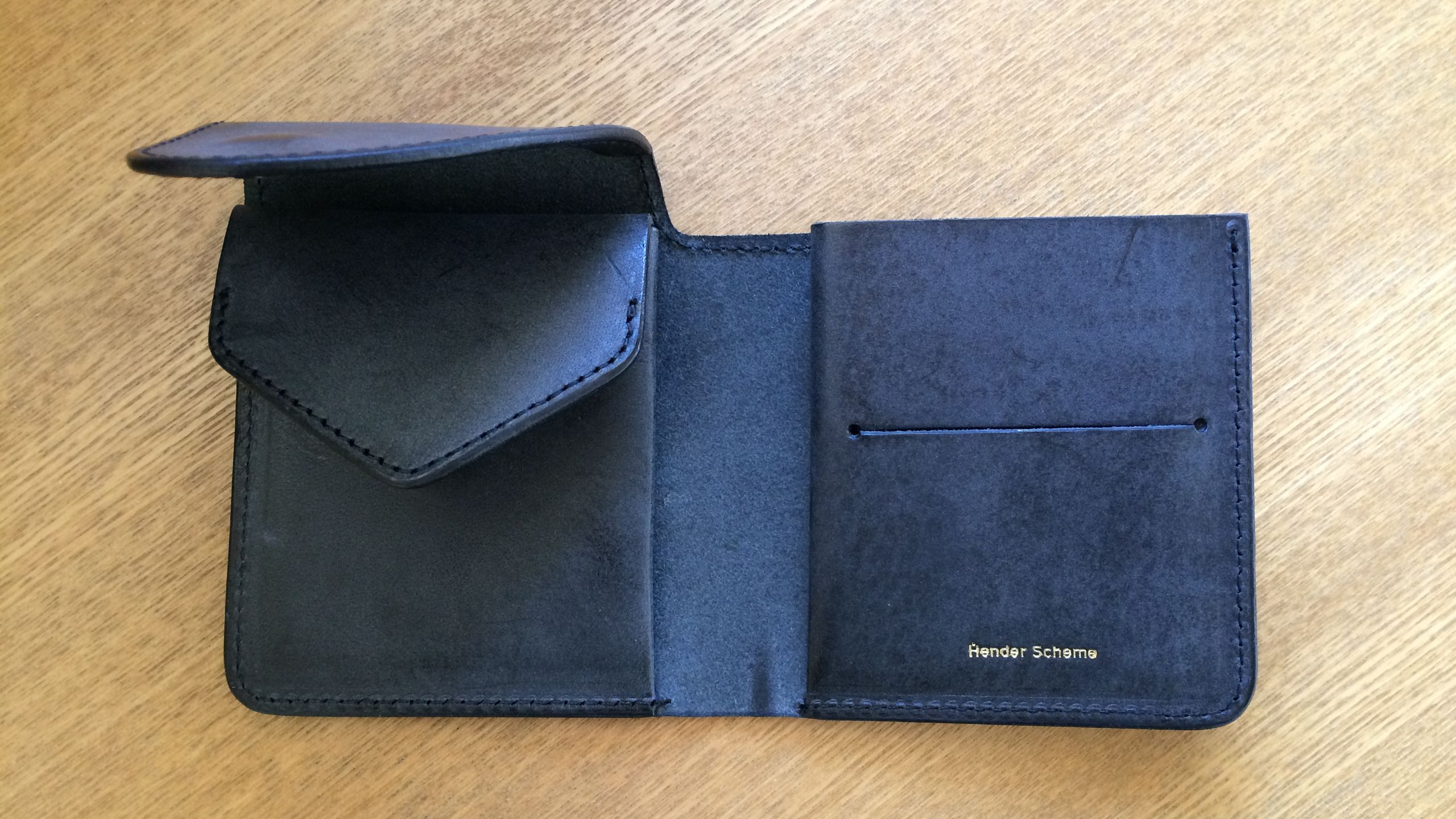 袋状小銭いれ(ボタンなし)と同じく袋状のカード収納、札入れがコンパクトにまとまっているHender Schemeの財布。