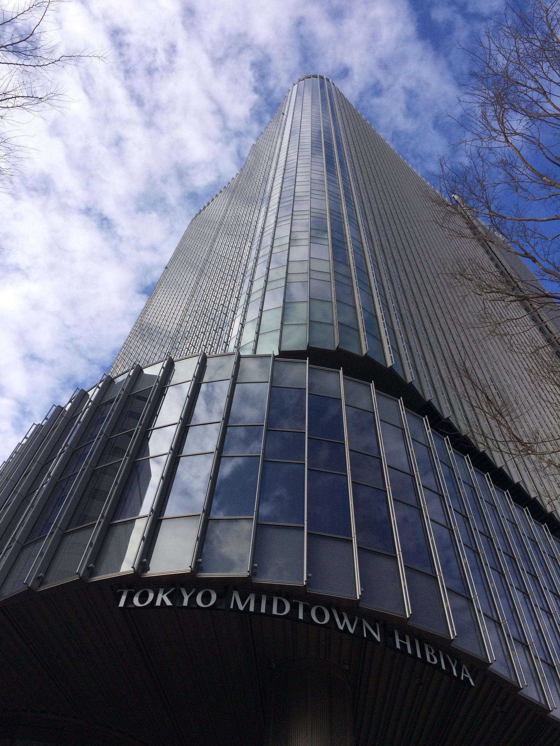 5階くらいまでの商業フロアは窓が折り重なるように連なっている高層ビル。