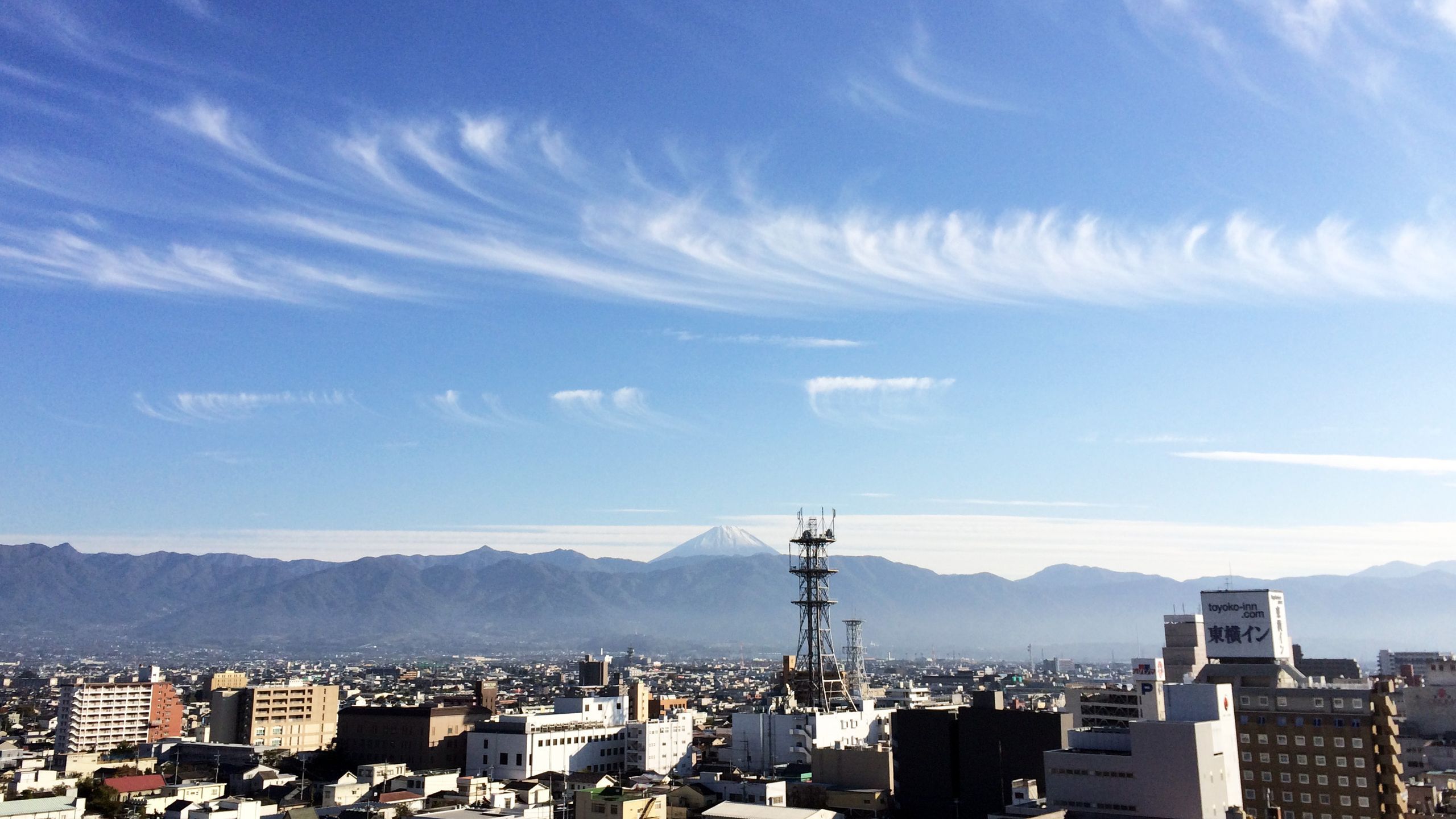 富士山とNTTの巨大なアンテナ。