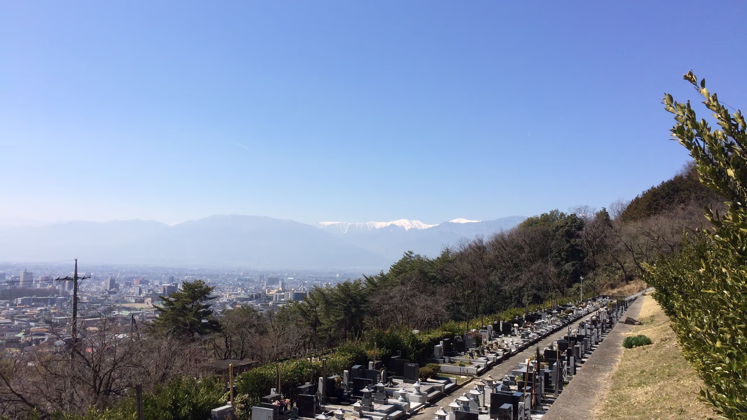 甲府市内と共に、右に南アルプスの南端、左に身延山を一望できる。