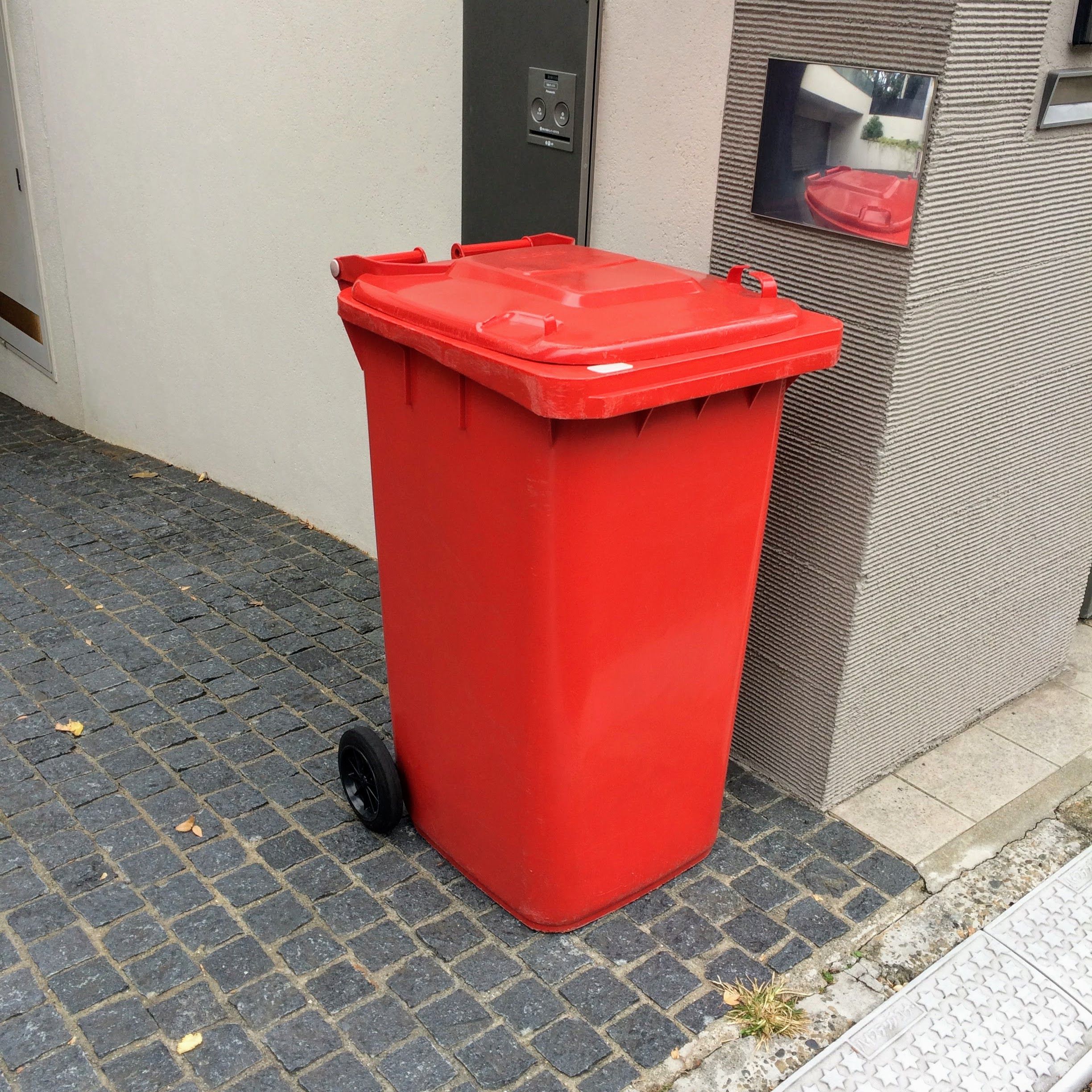 このような赤くおしゃれなゴミ箱以外にも様々なゴミ箱の様子が観察できる。