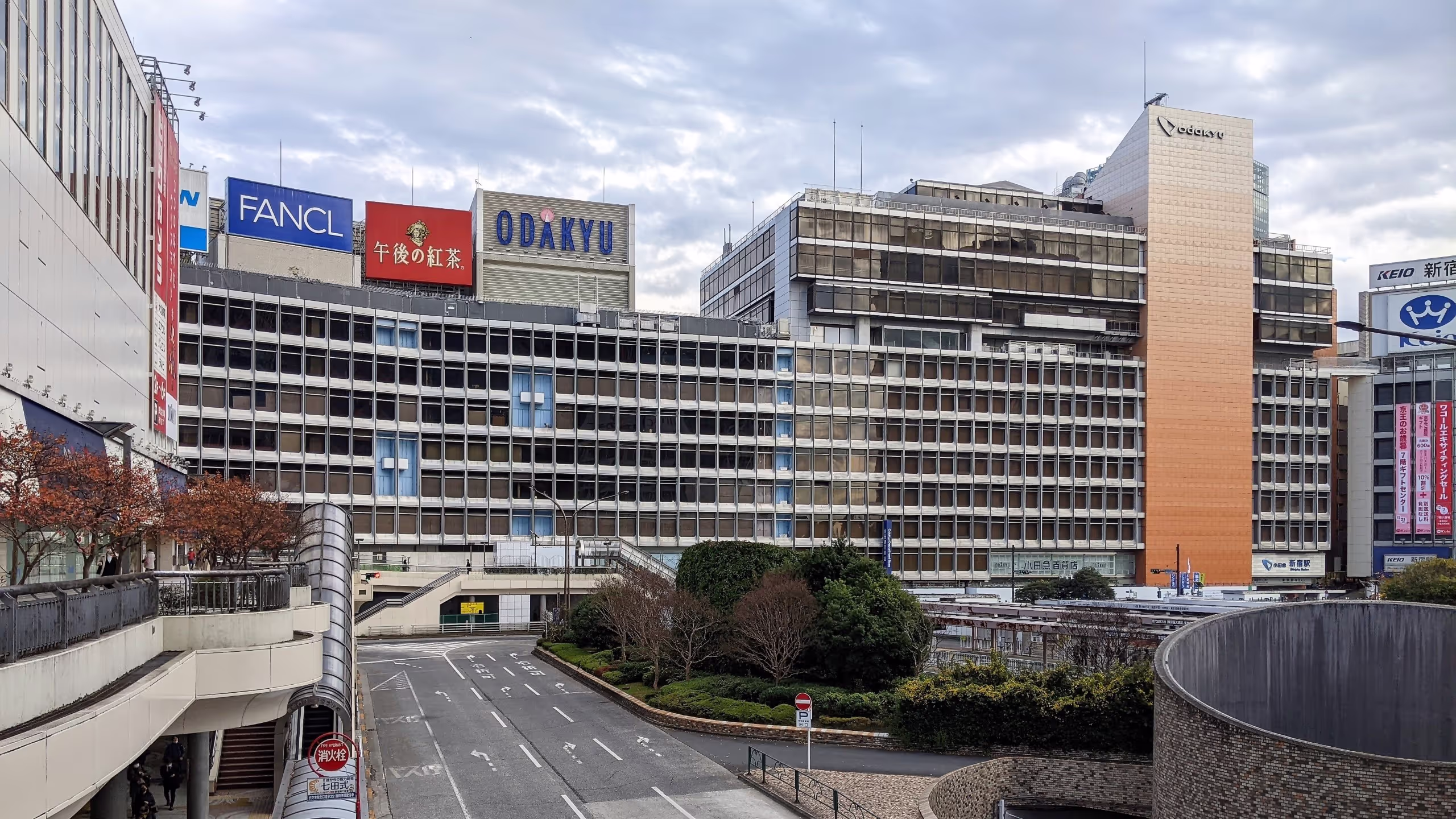 解体は始まっていないものの、照明が漏れないだけで寂れた雰囲気になっている