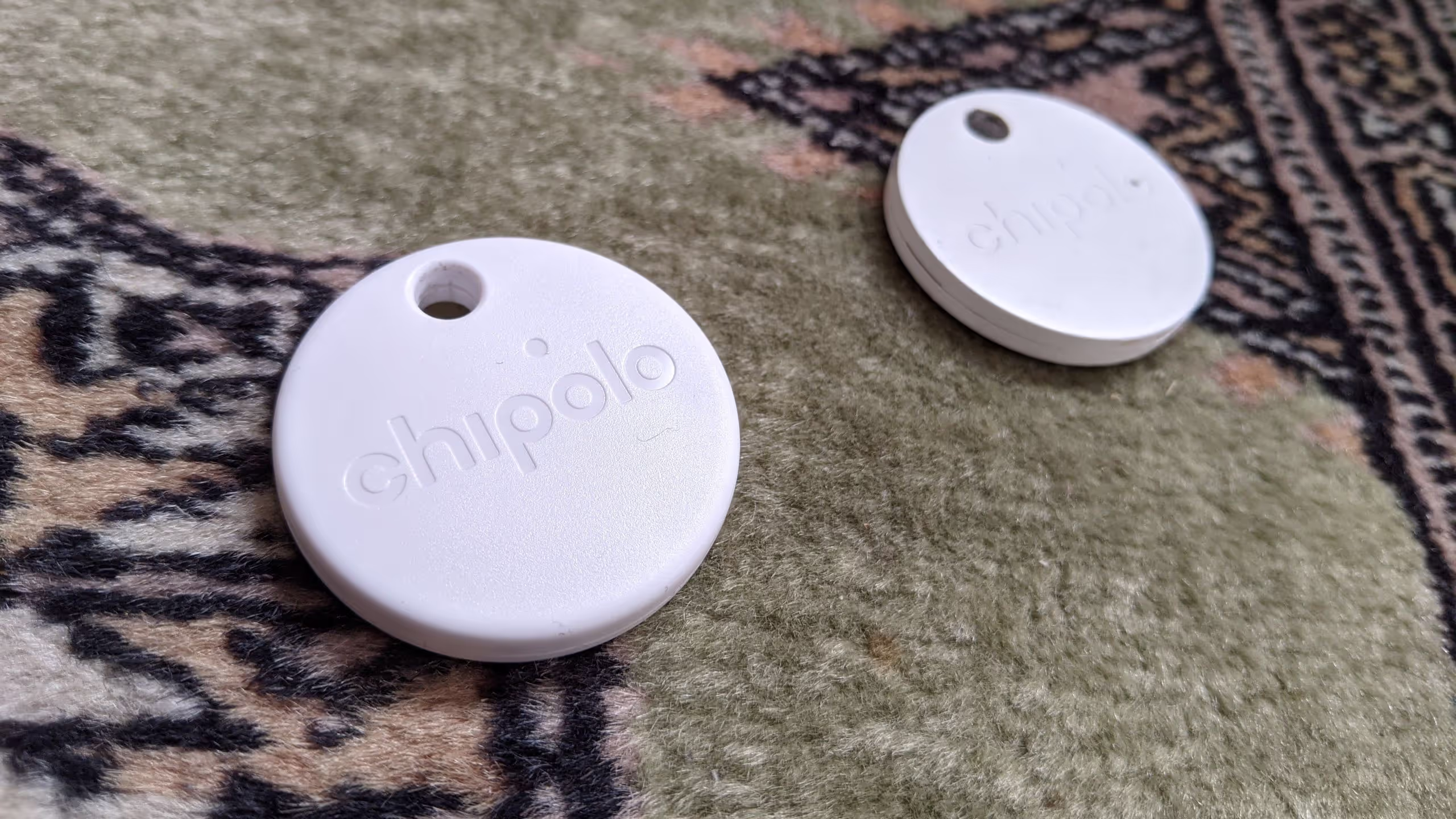 新しく購入した白のChipolo Oneと、以前から使っている白のChipolo Classic。