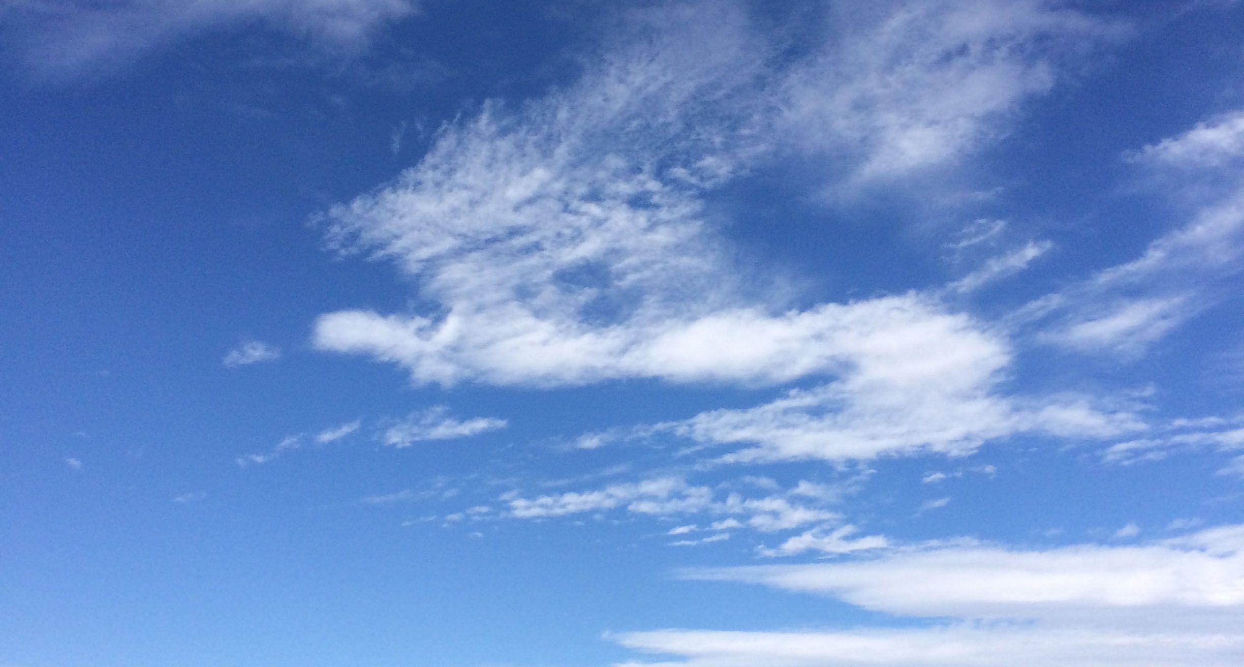 浮かぶ雲がまるでドラゴンのような形に見える。