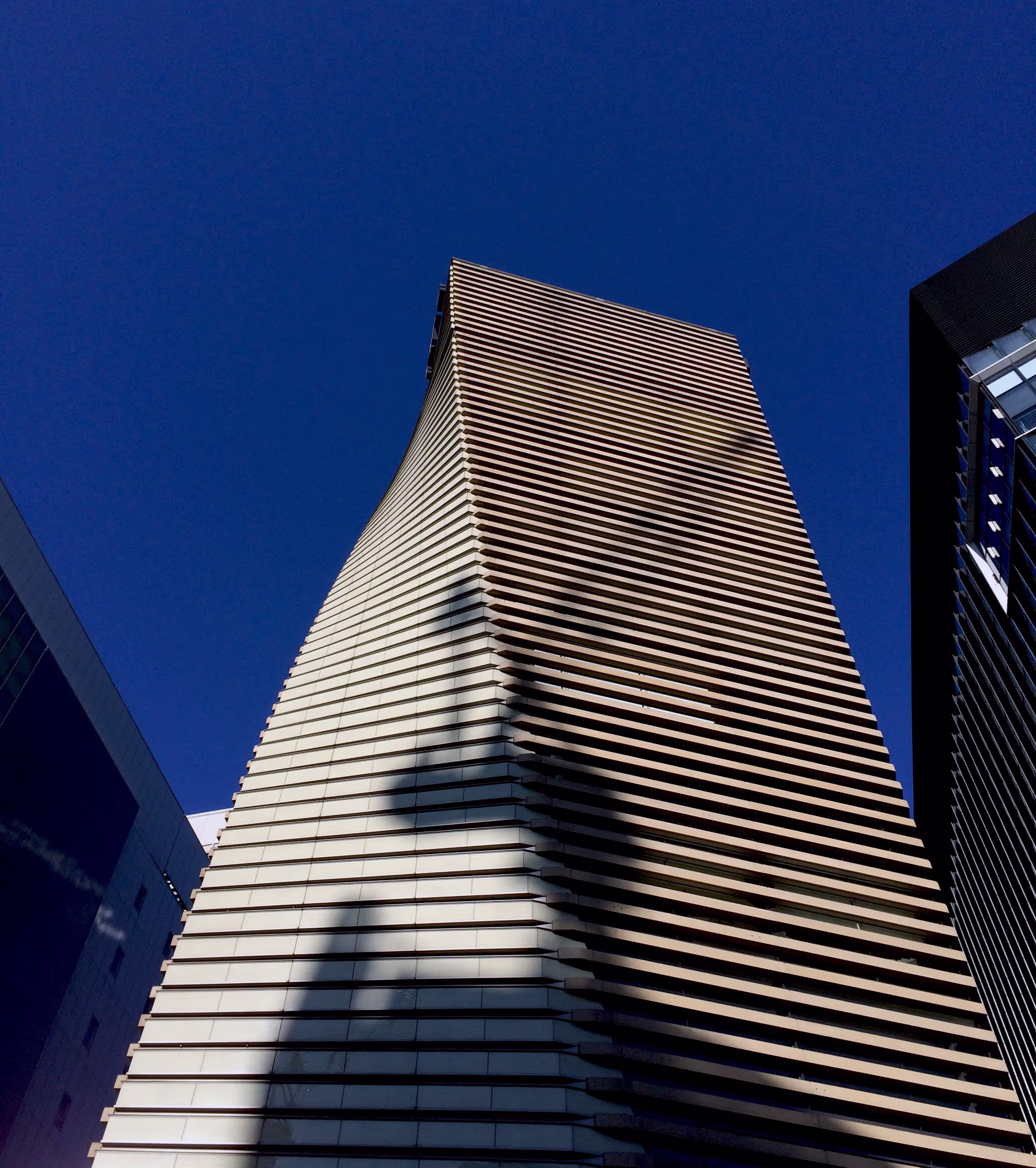 銀座三越の隣にあるピアス銀座ビル。
