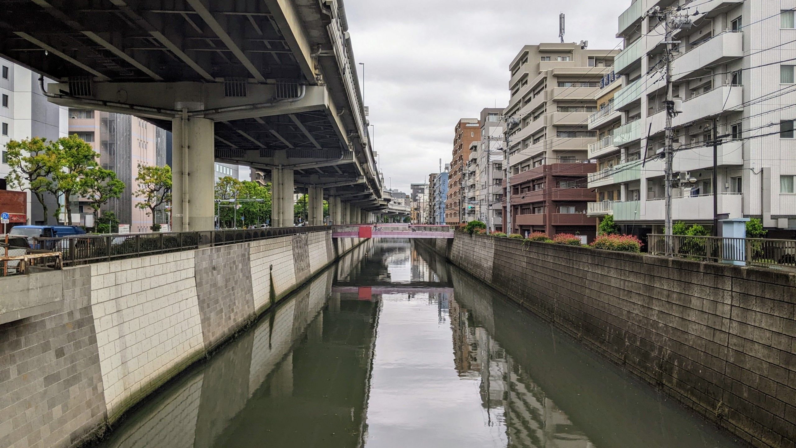 首都高の下を流れているため、非常に暗く陰鬱な神田川