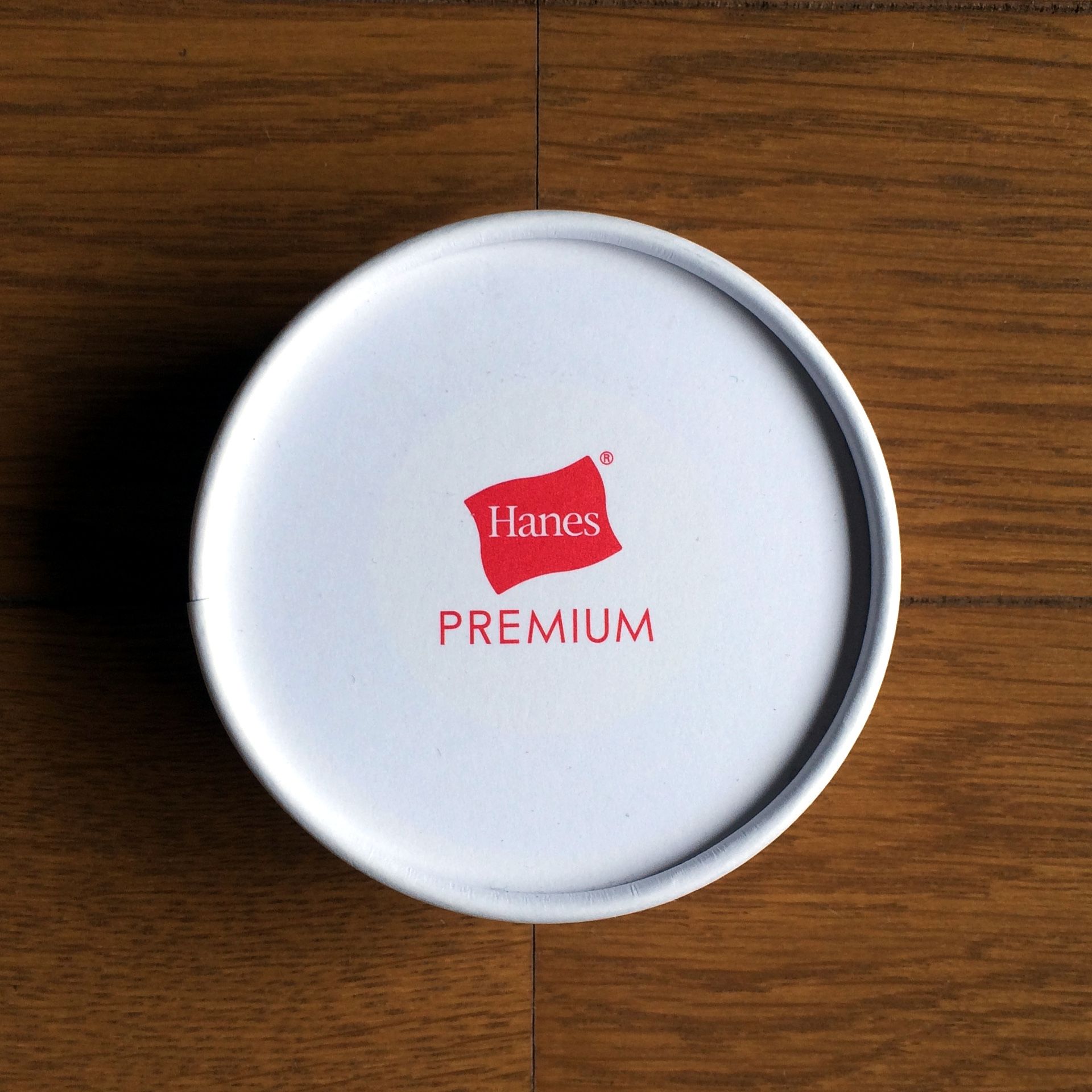 Hanes PREMIUMのロゴだけが印刷されている蓋。