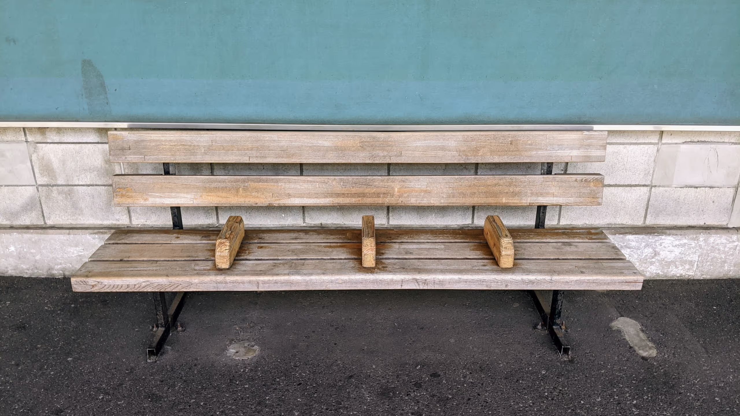 2x4材風の木材を5本使った木製のベンチ。