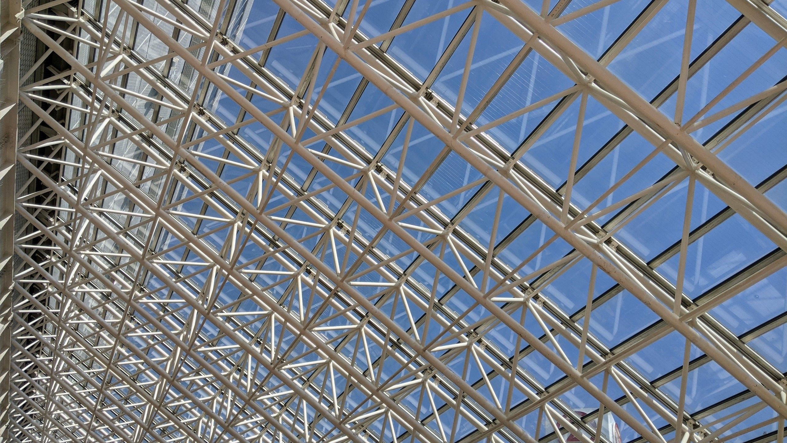 白い鉄骨とガラスを組み合わせた屋根は、きれいに掃除されている。