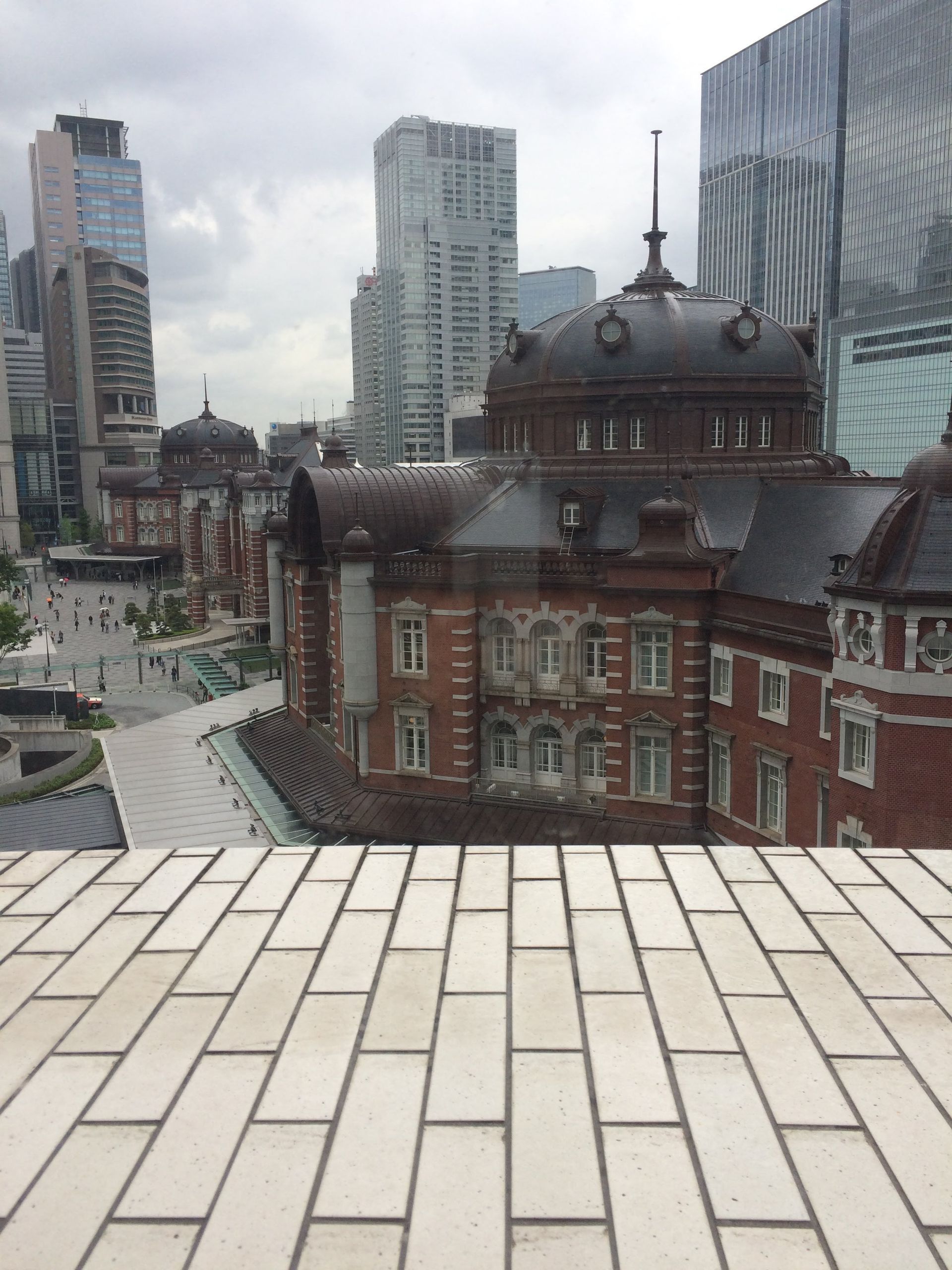 KITTEにあるドンピエール・ハートでは窓向きの席から東京駅・丸の内口が一望できる。