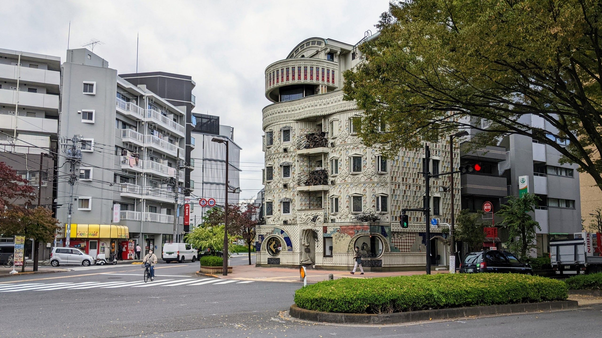 早稲田大学から早大通りを少し東に行くと、装飾過多だが印象的なマンションがある