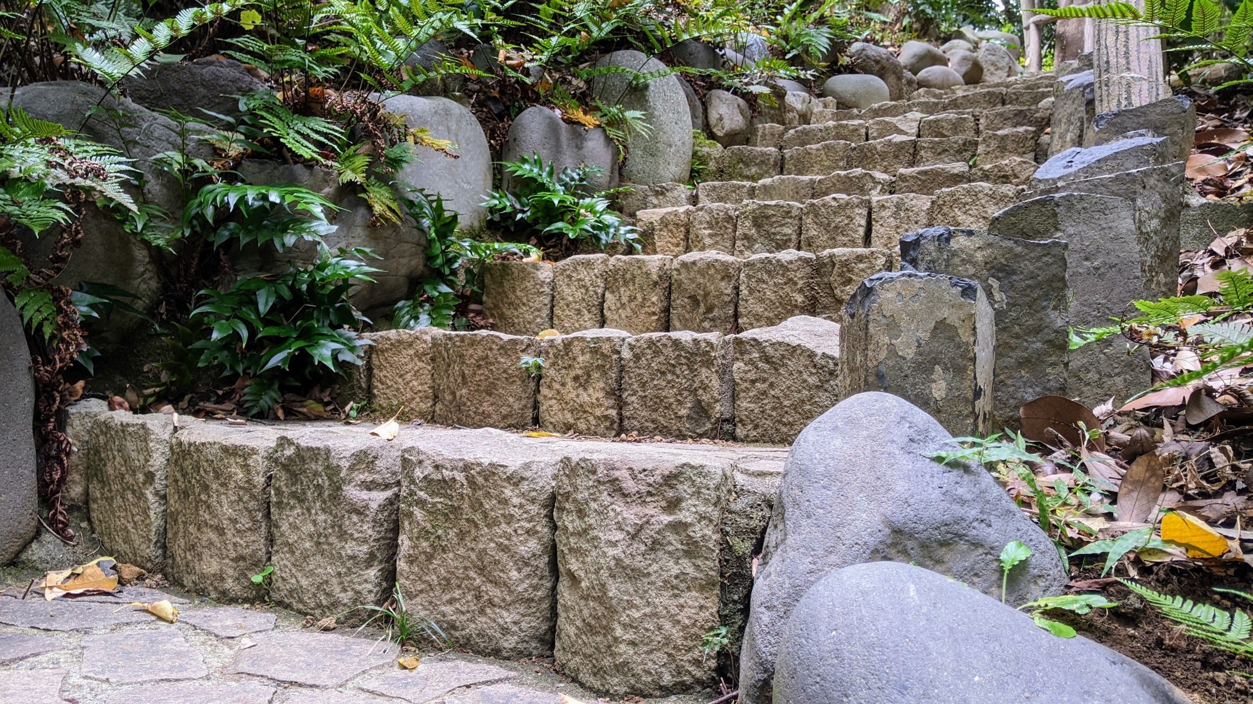 丹念に石をくみ上げて作られた階段で庭園の丘を登っていく