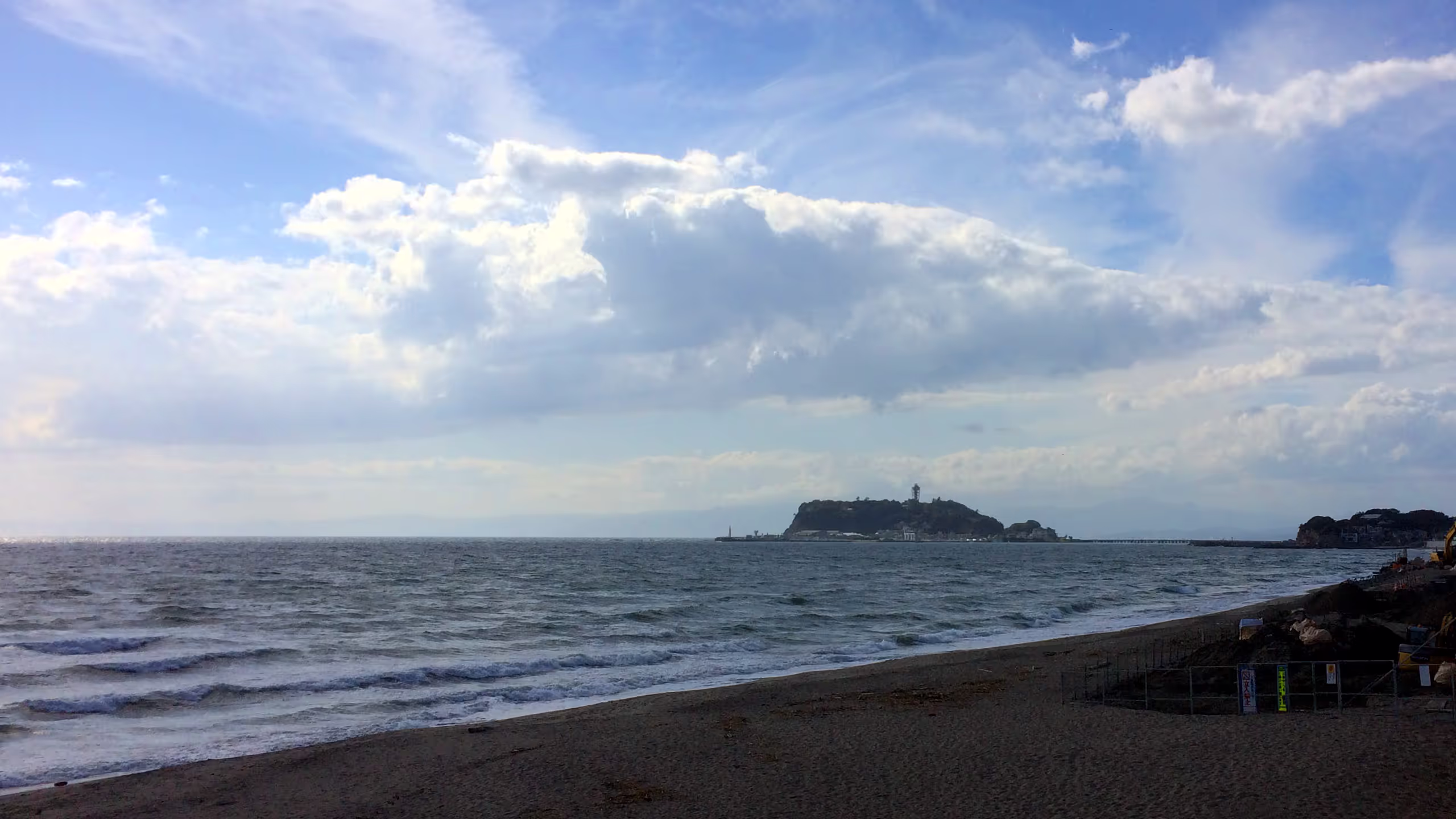 七里ガ浜からの江の島。