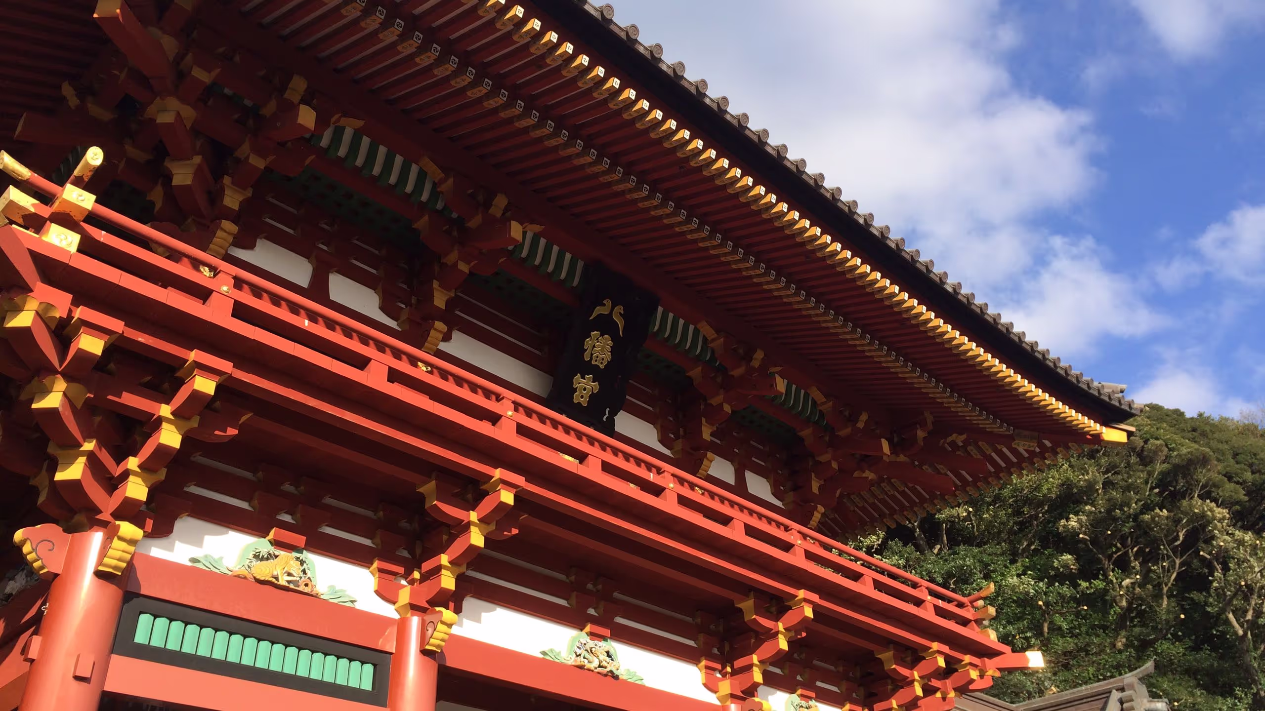 朱・黄・緑できれいに塗られた楼門。