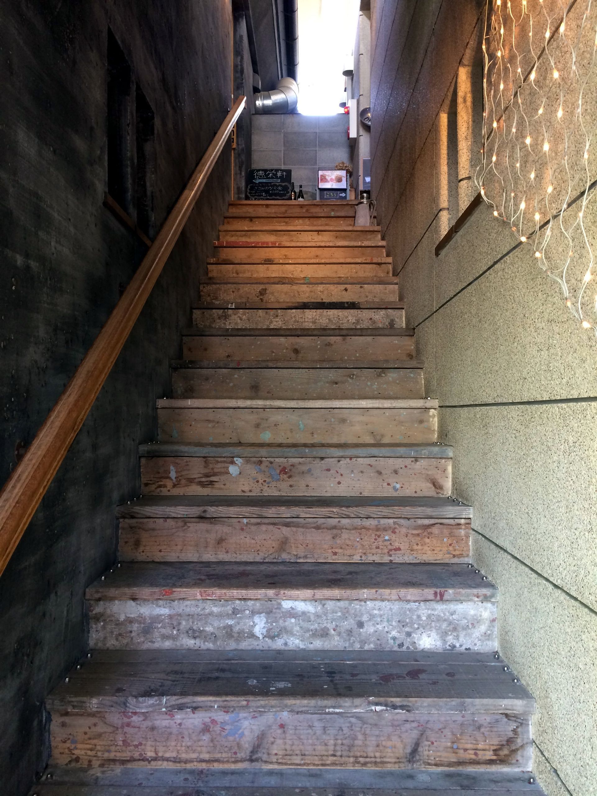 レストランへの狭く急な木製の階段。