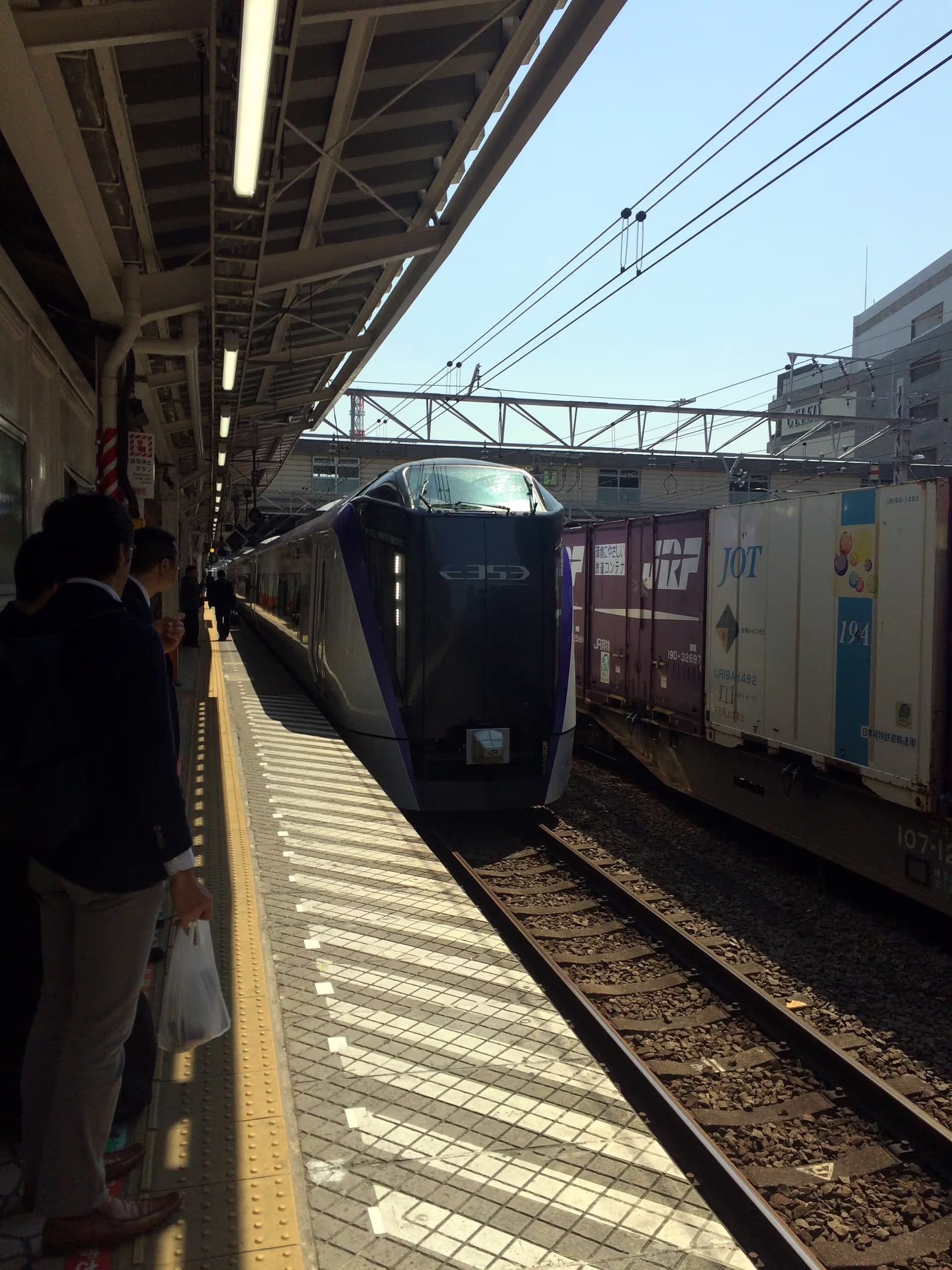変形しそうな面構えの車両がホームに着いた様子。