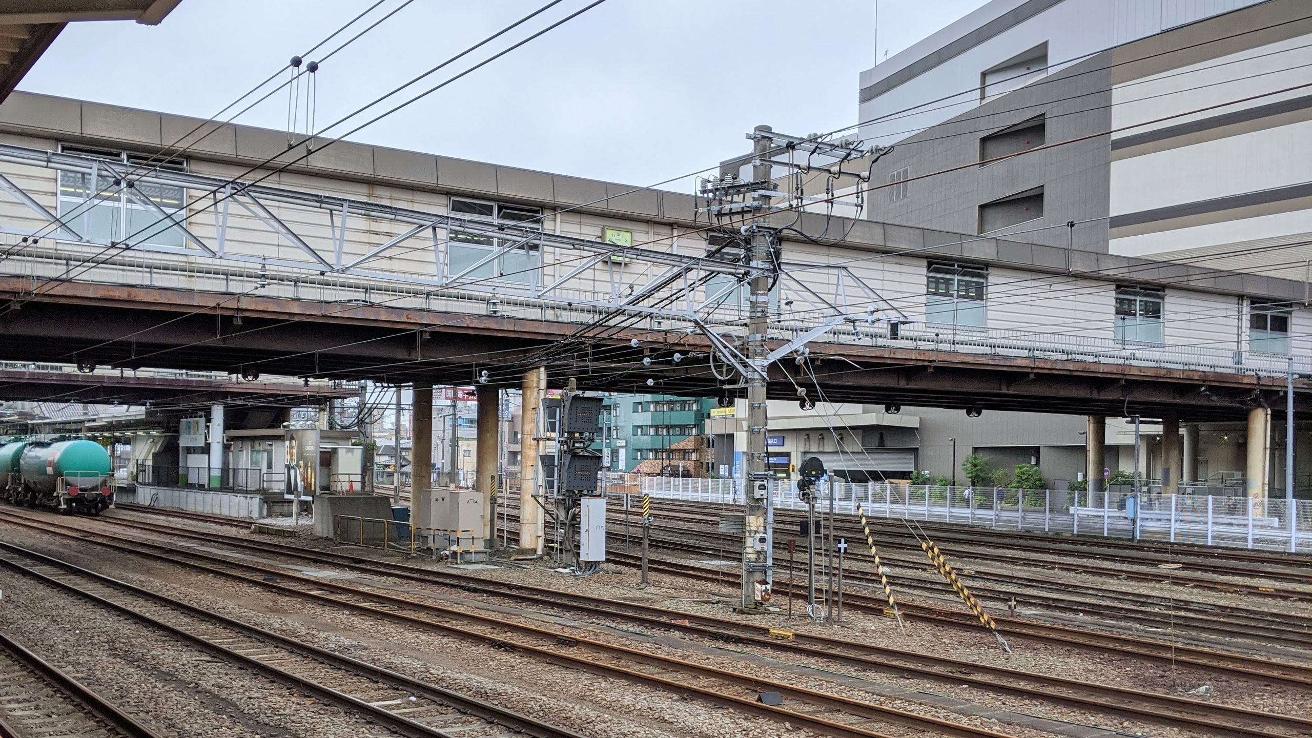 いつもは停車中の貨物列車や特別編成の列車でいっぱいの八王子駅も、1台しか停車していない。