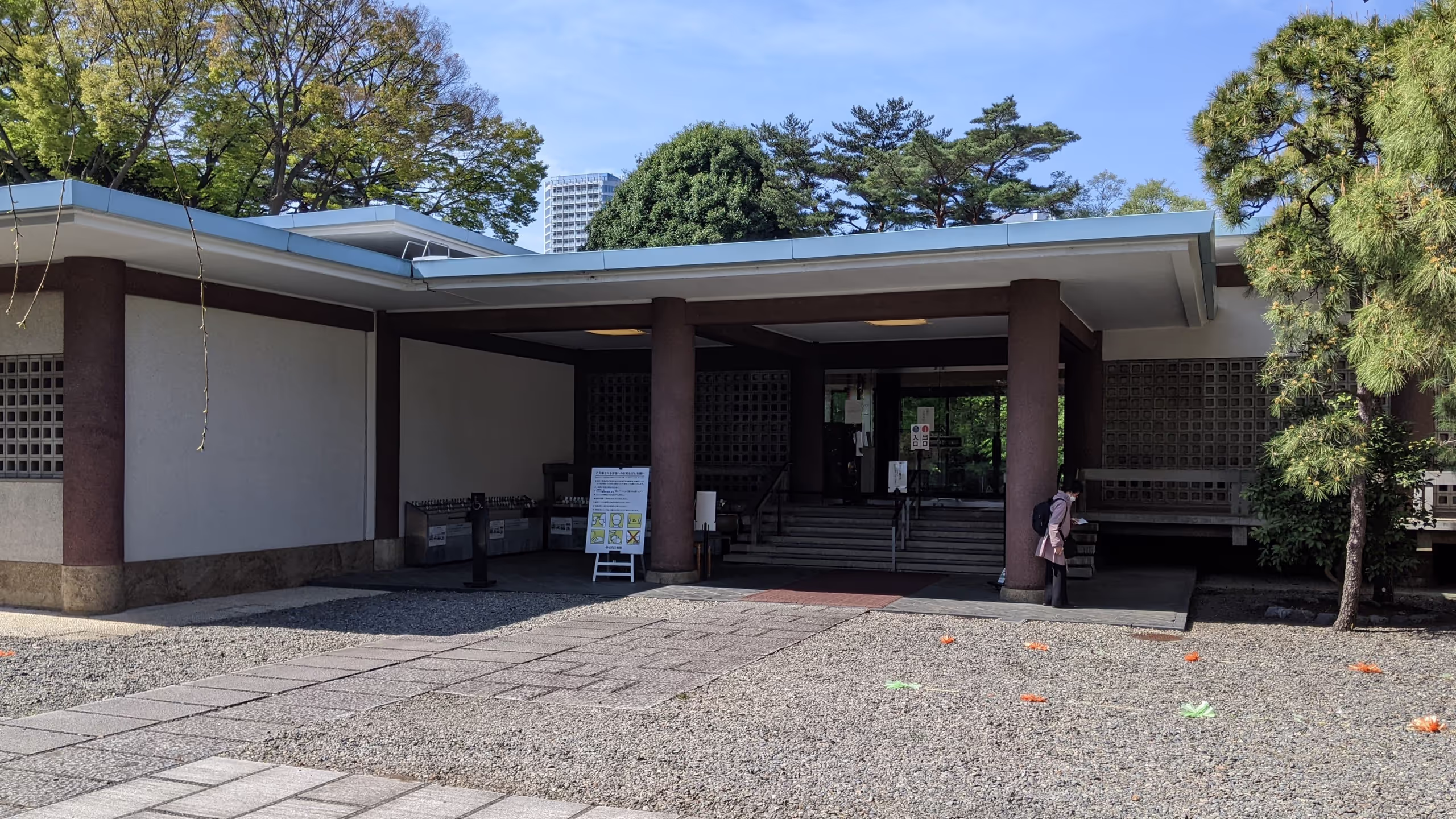簡素な平屋建ての建物が玉砂利に続いて建っている