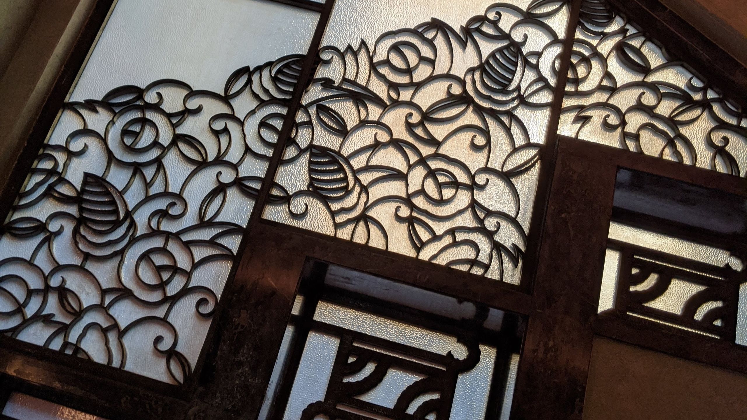 階段のすりガラスは鋳鉄の花模様で飾られている。