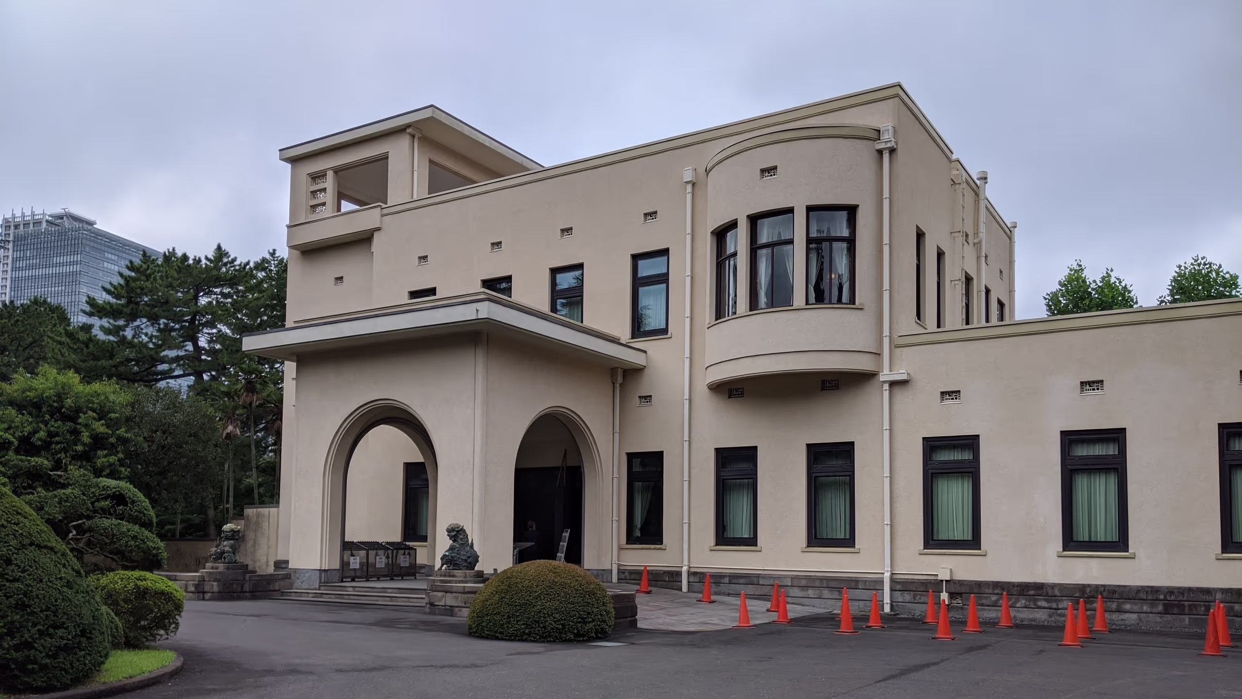 庭園美術館はいつものように薄いベージュで静かに佇んでいる。