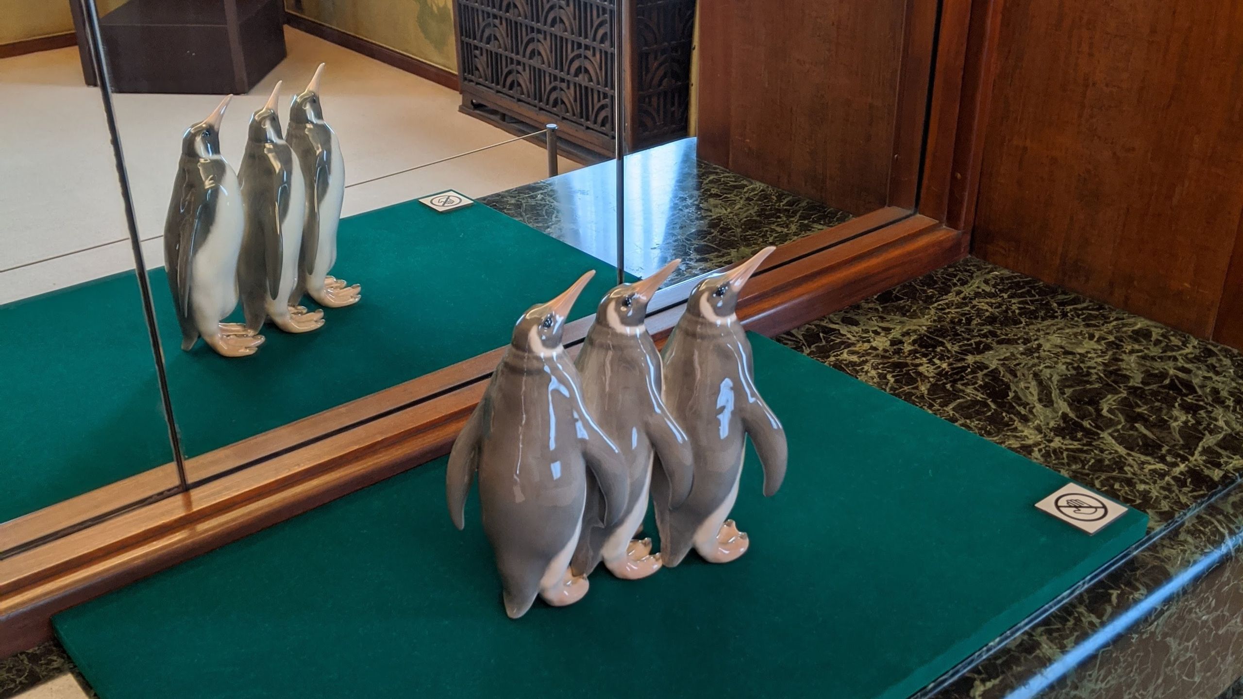 ロイヤル・コペンハーゲンによる陶製ペンギンの置物が暖炉に乗っている。