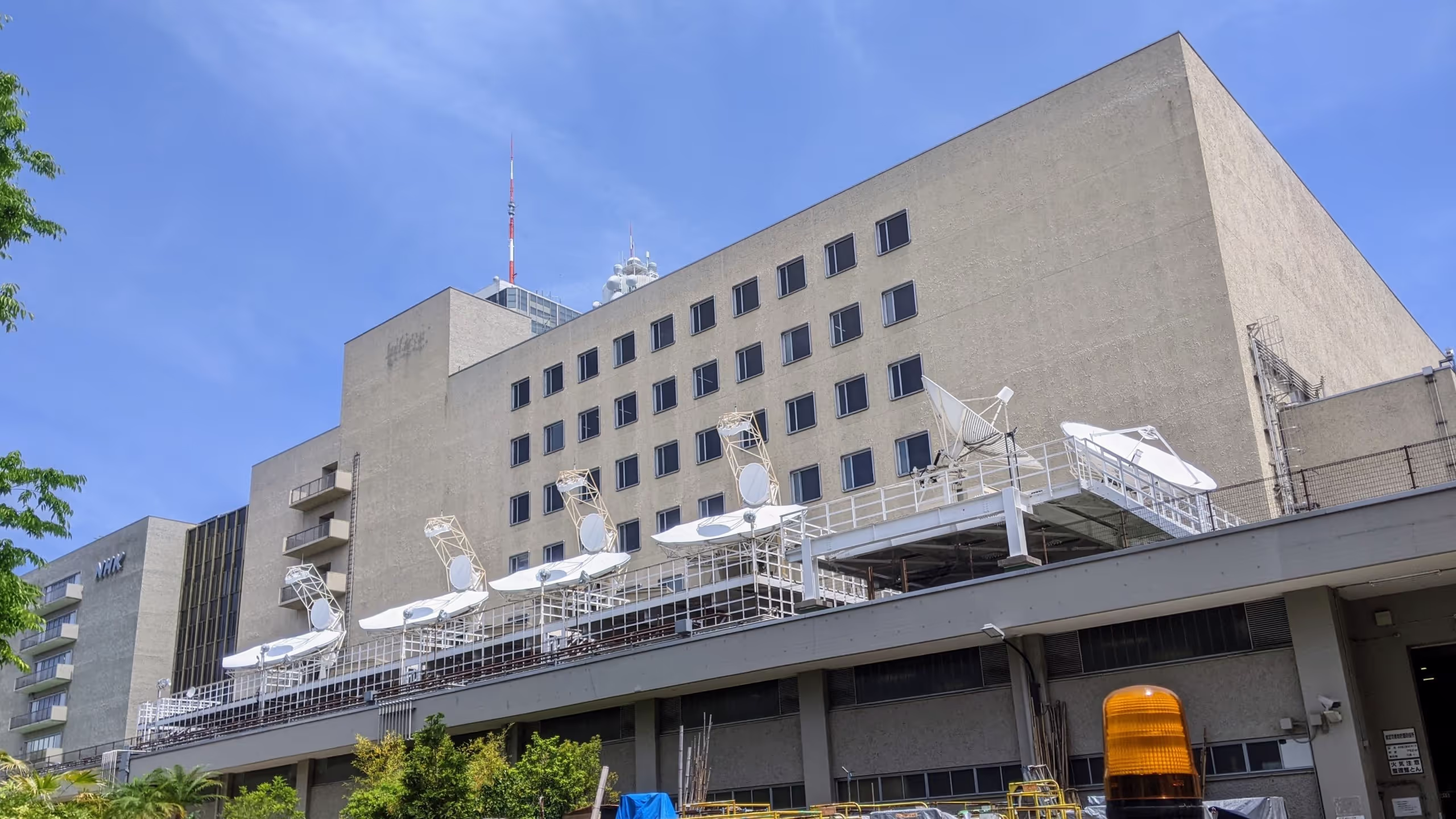 建物の上にパラボラアンテナが並んでいる