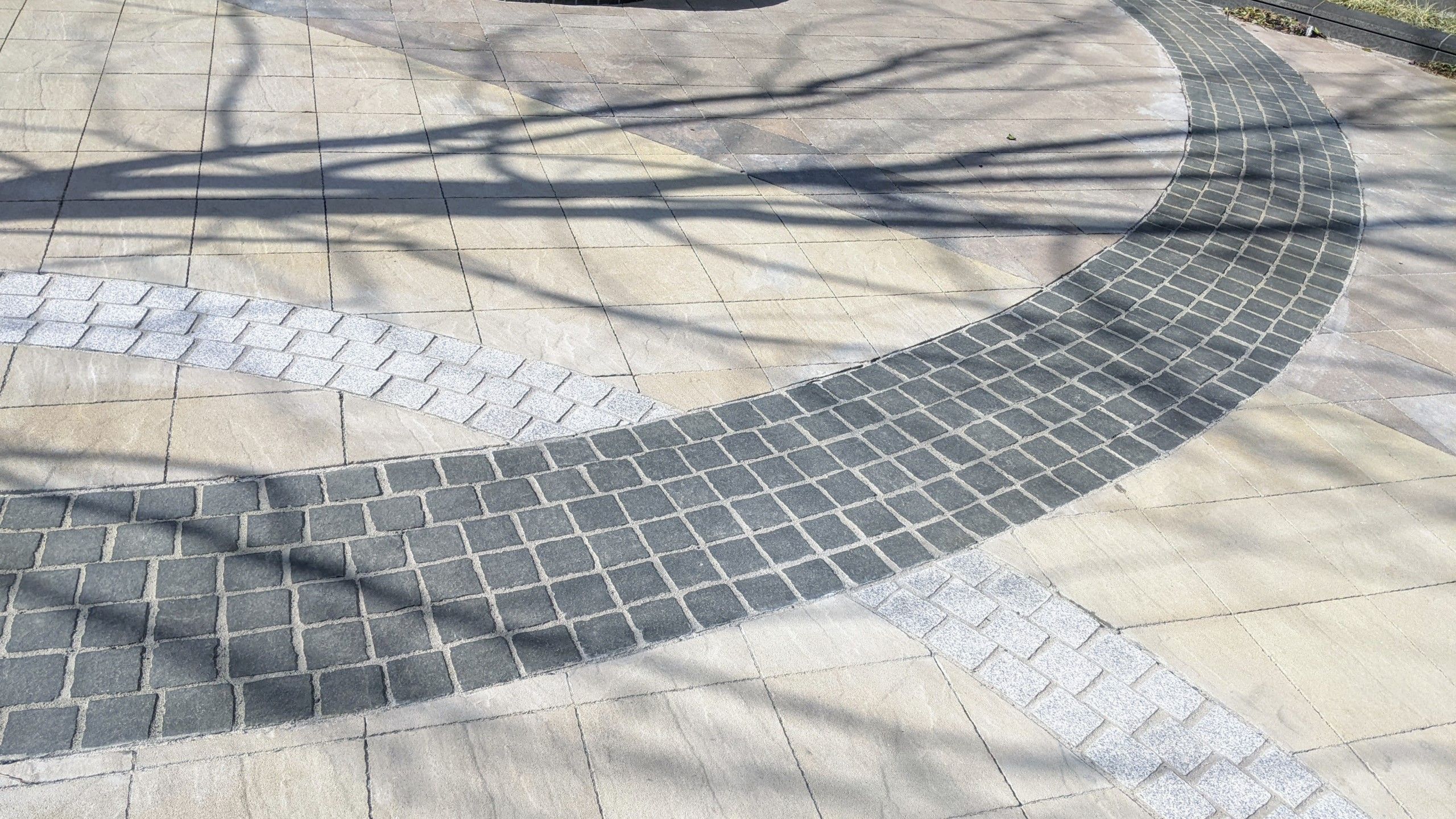地面に曲線を多用した意匠の石畳が敷かれている
