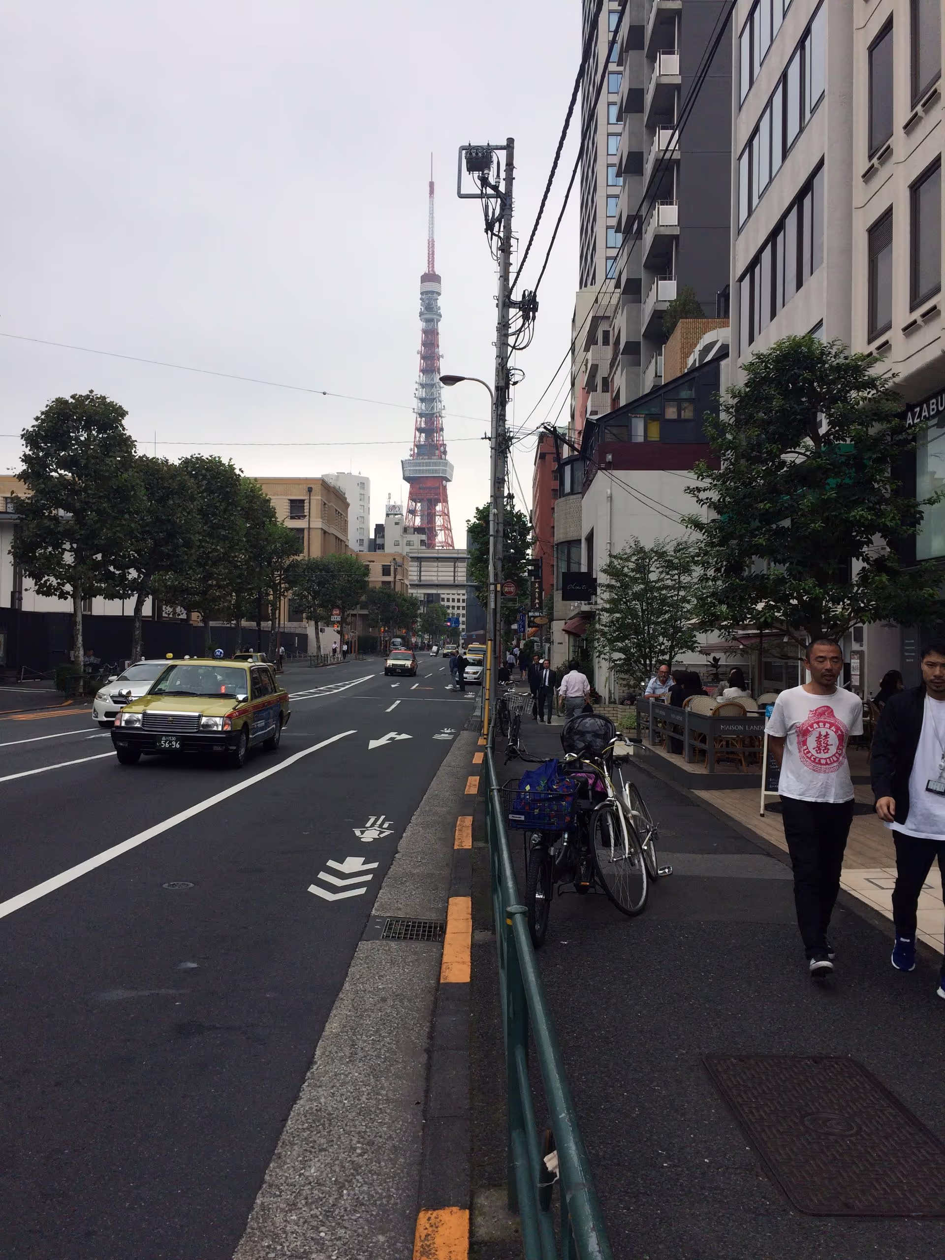首都高を越え東京タワーを望む辺りにオープンカフェ付きで営業している。