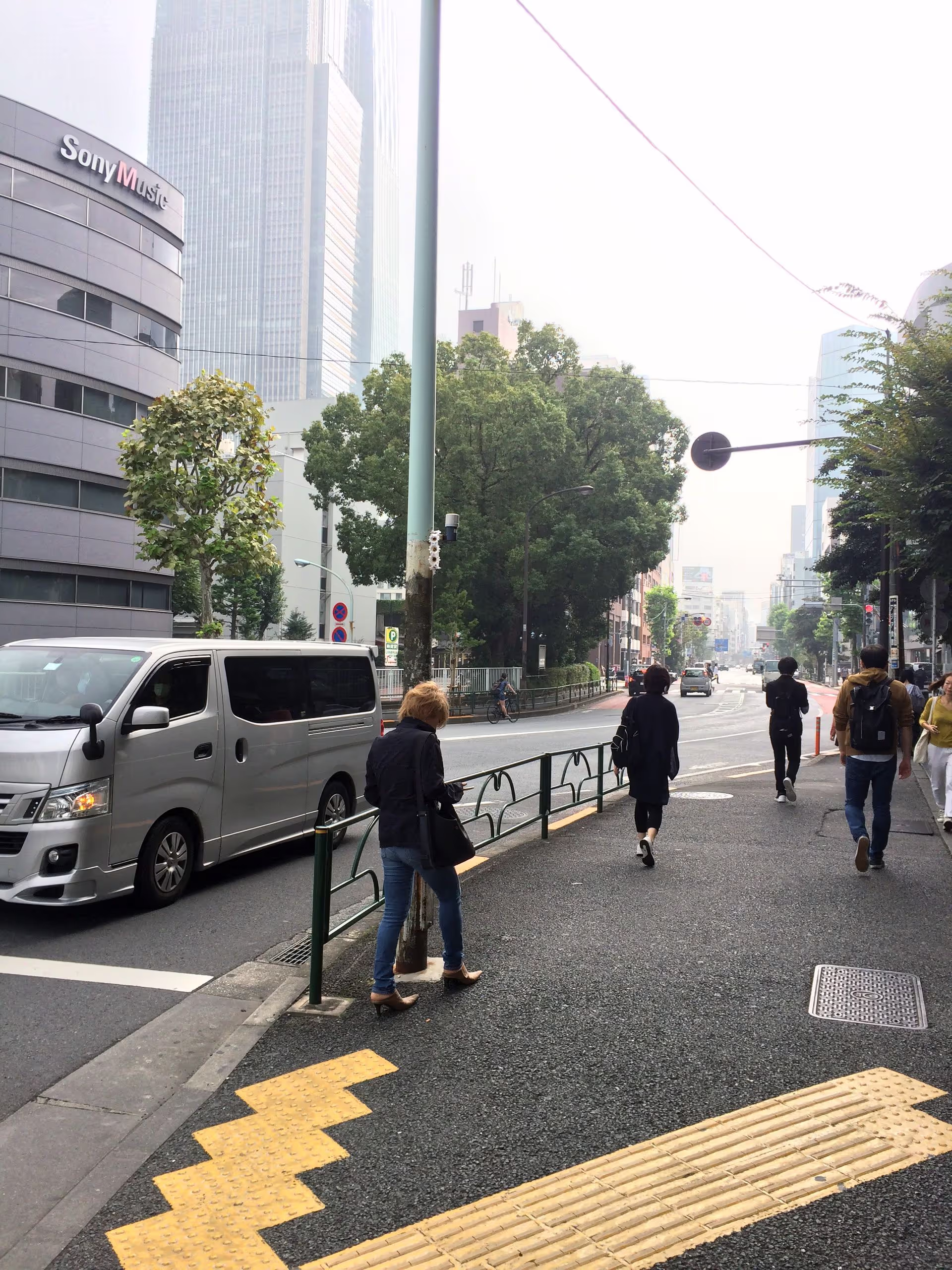 地下鉄出口から東京ミッドタウン側を望む20年変わらぬ風景。