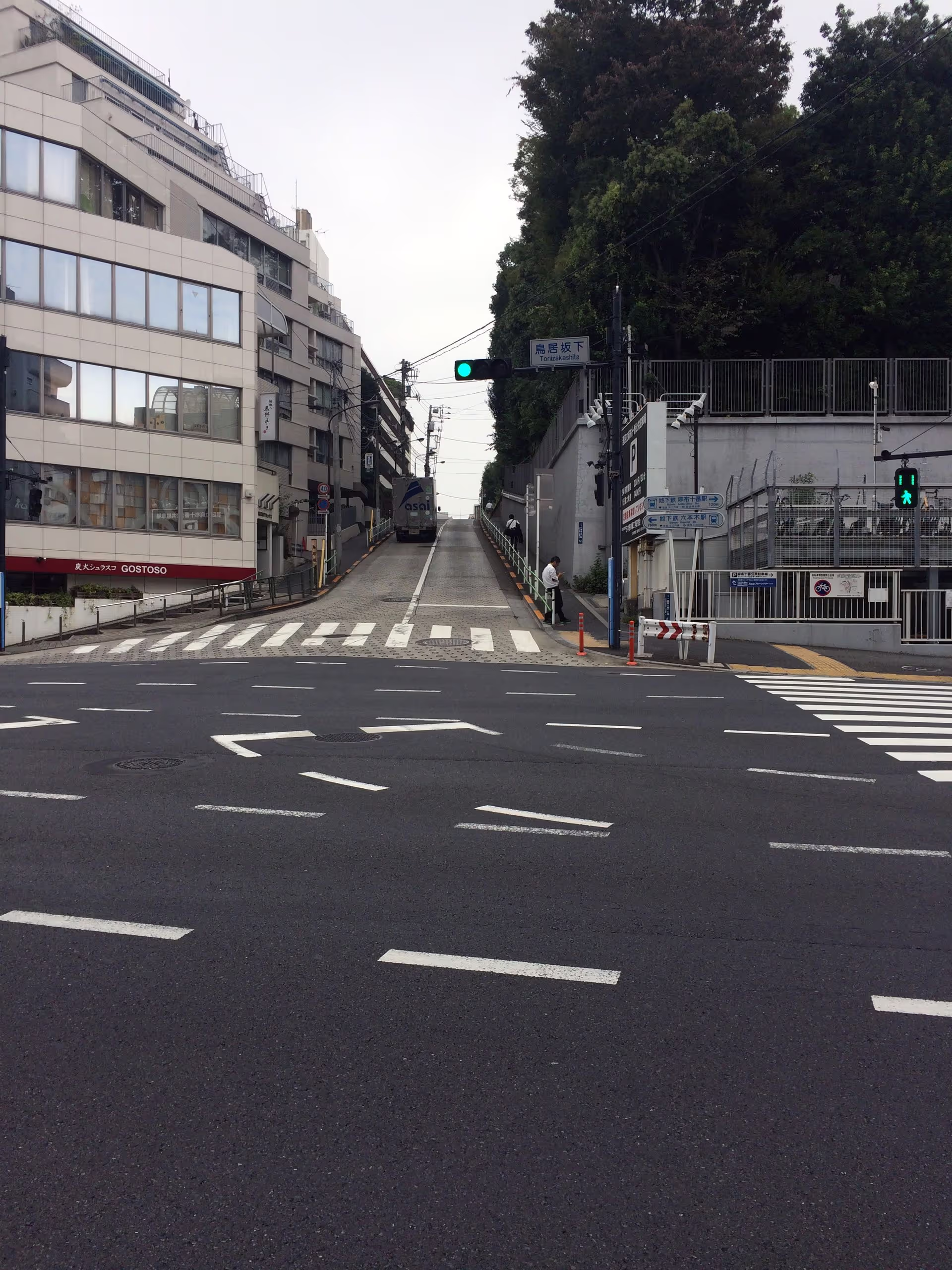 すり鉢状になった麻布十番から六本木や麻布台の方へ上る。