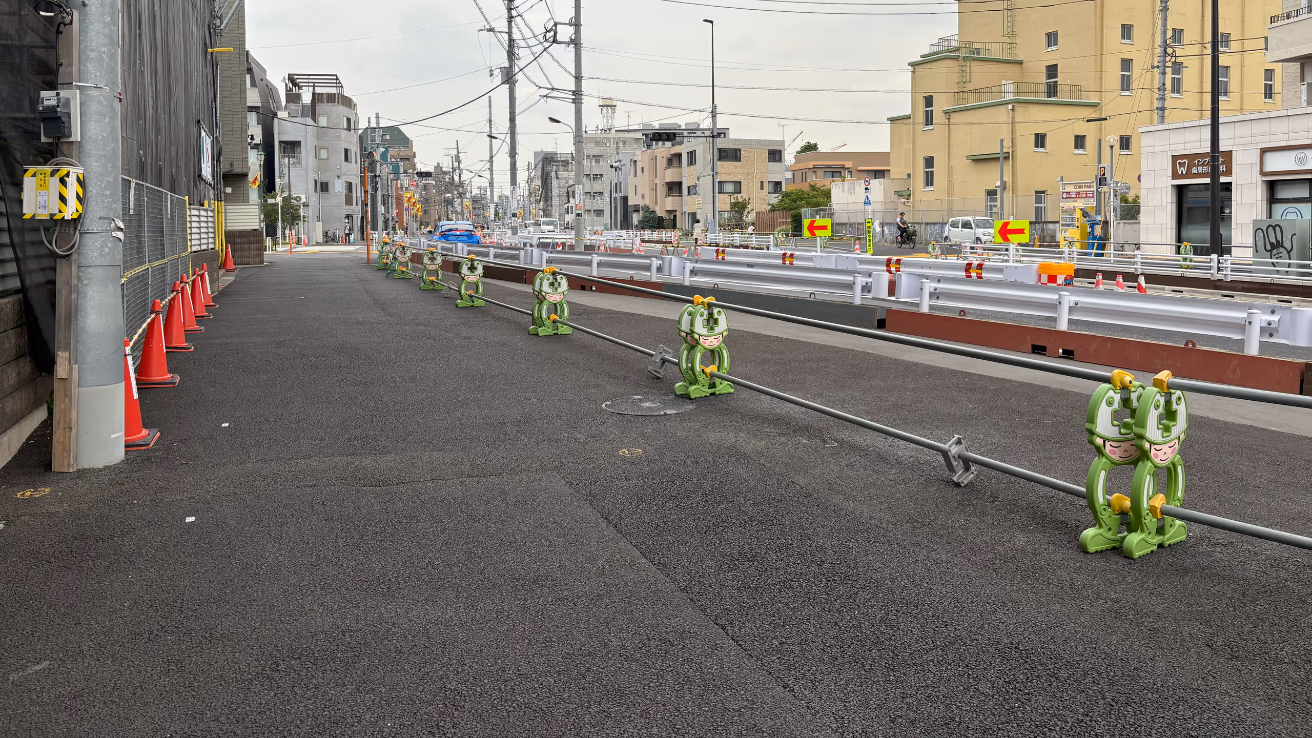 広い道路のはずが、中央の2車線以外は立ち入り禁止になっている。