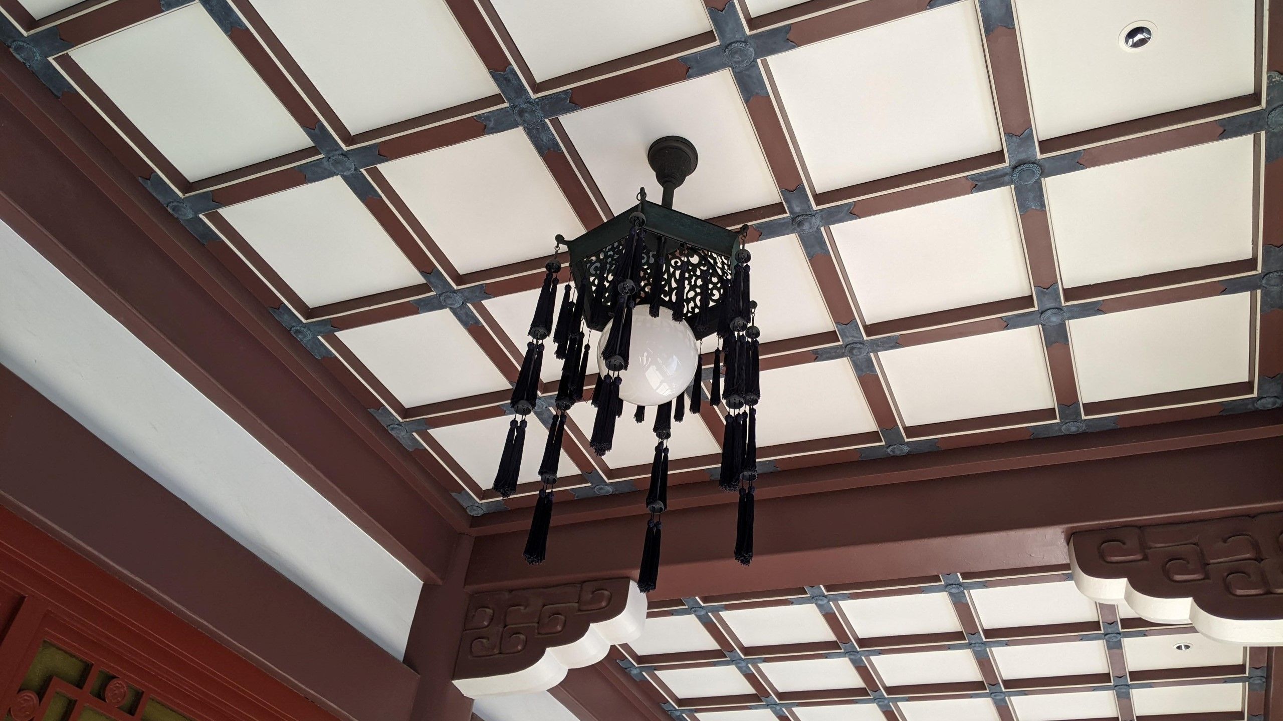 丸い電灯を鋳物で飾った照明が天井からつり下げられている