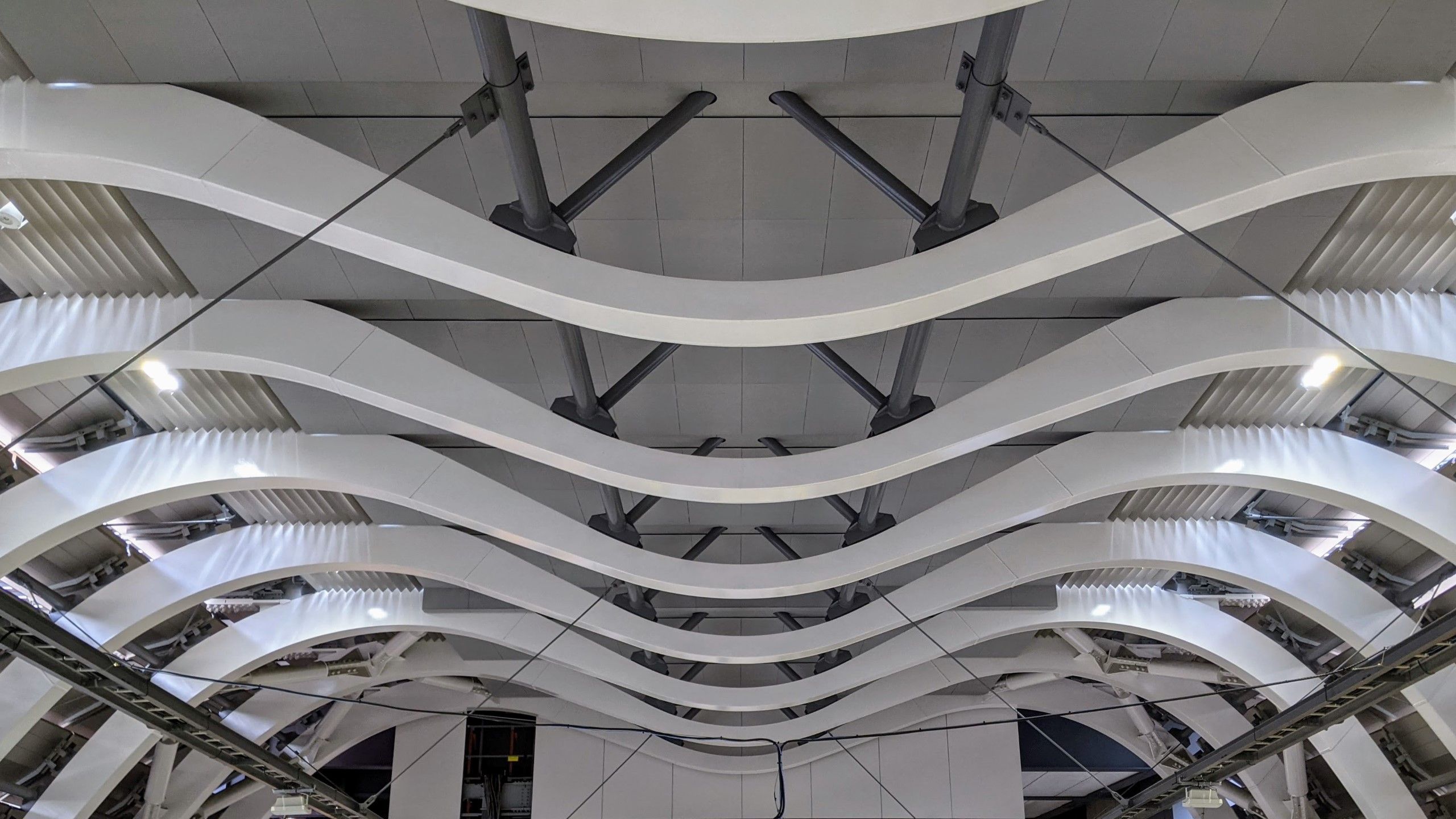 駅舎の天井には、肋骨のような屋根を支える構造物が並ぶ