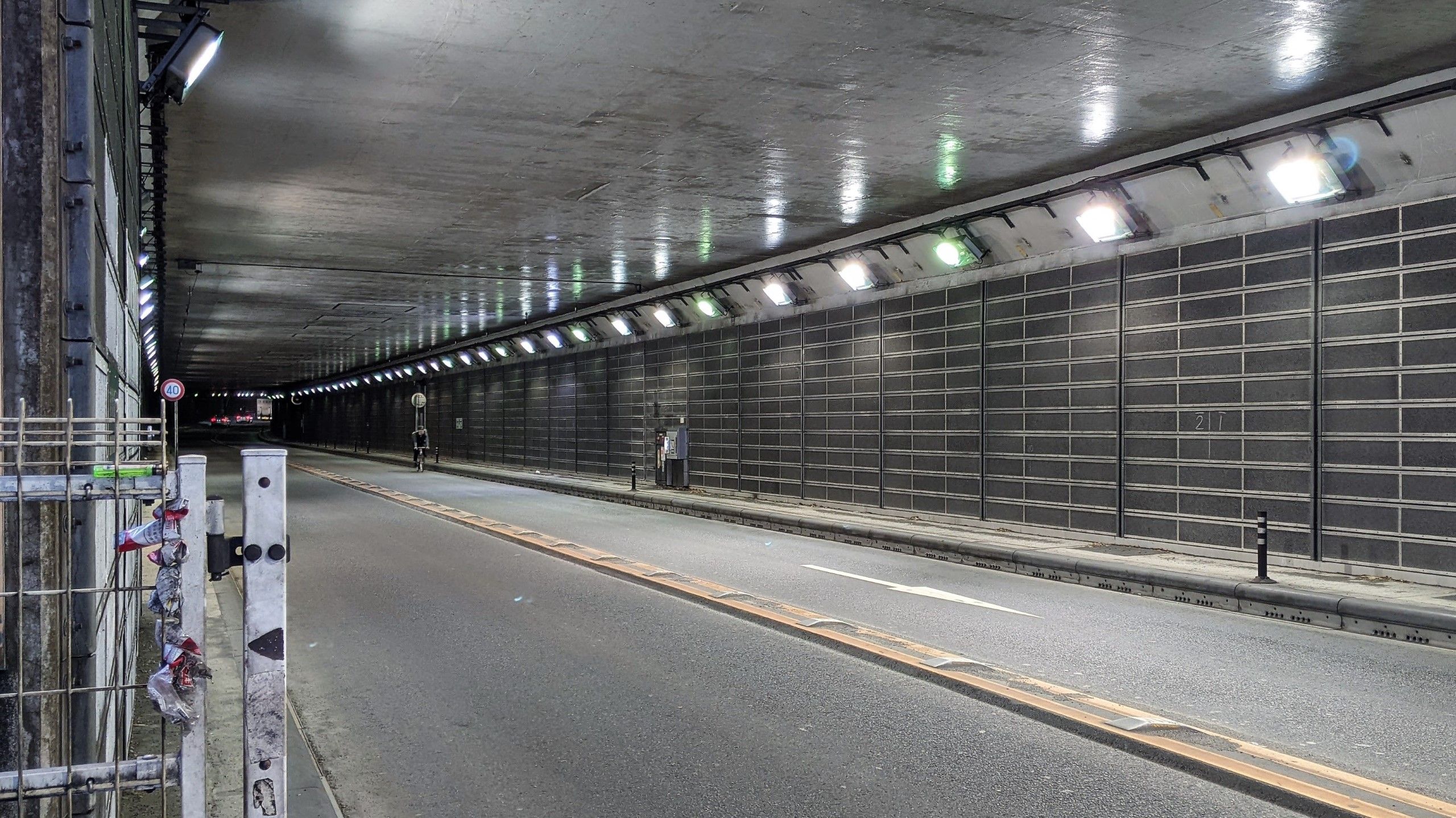 コンクリート作りの四角いトンネル内は1mおきに煌々と照明で照らされている