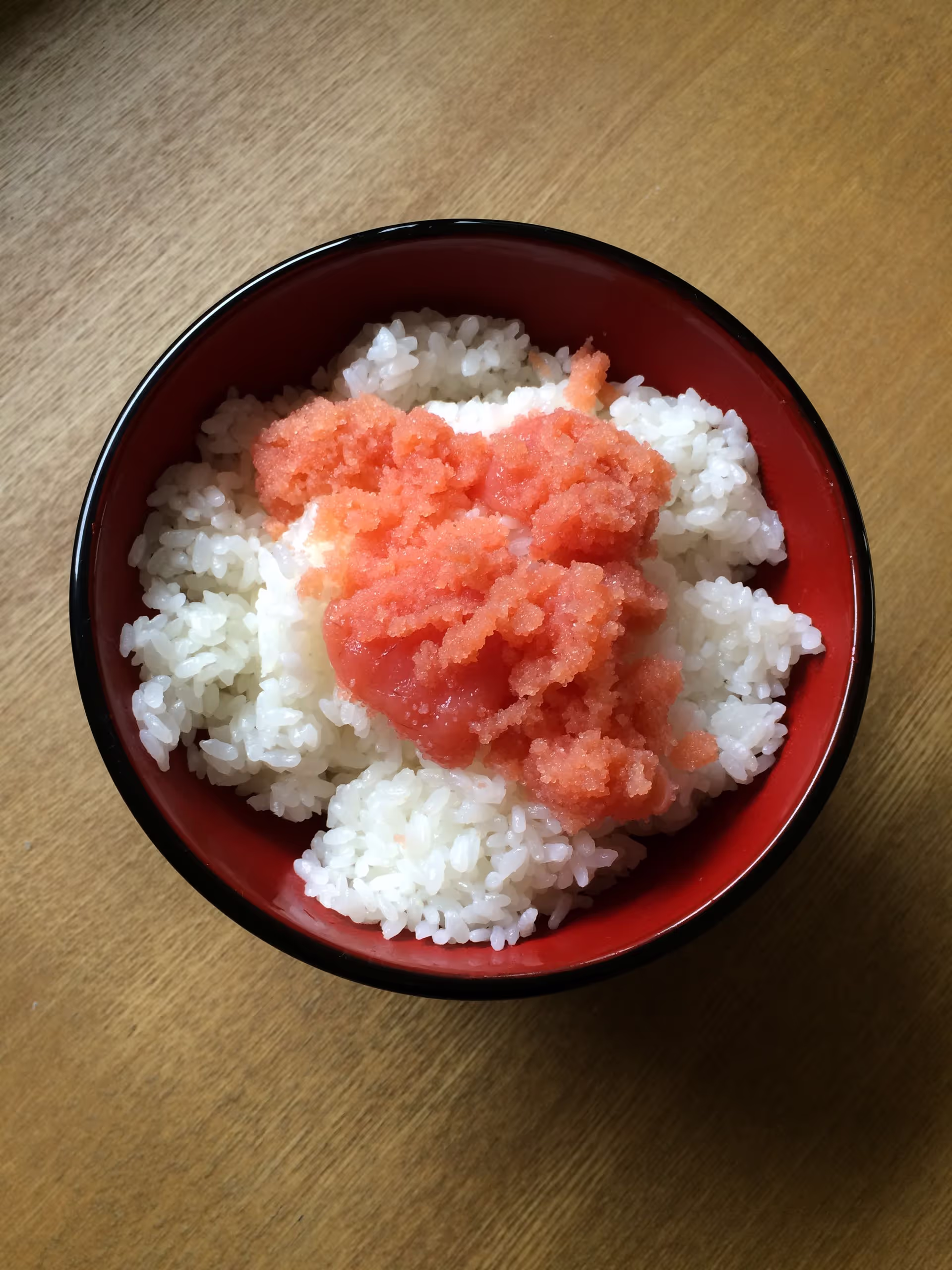 ピンク色の卵をかけたご飯。