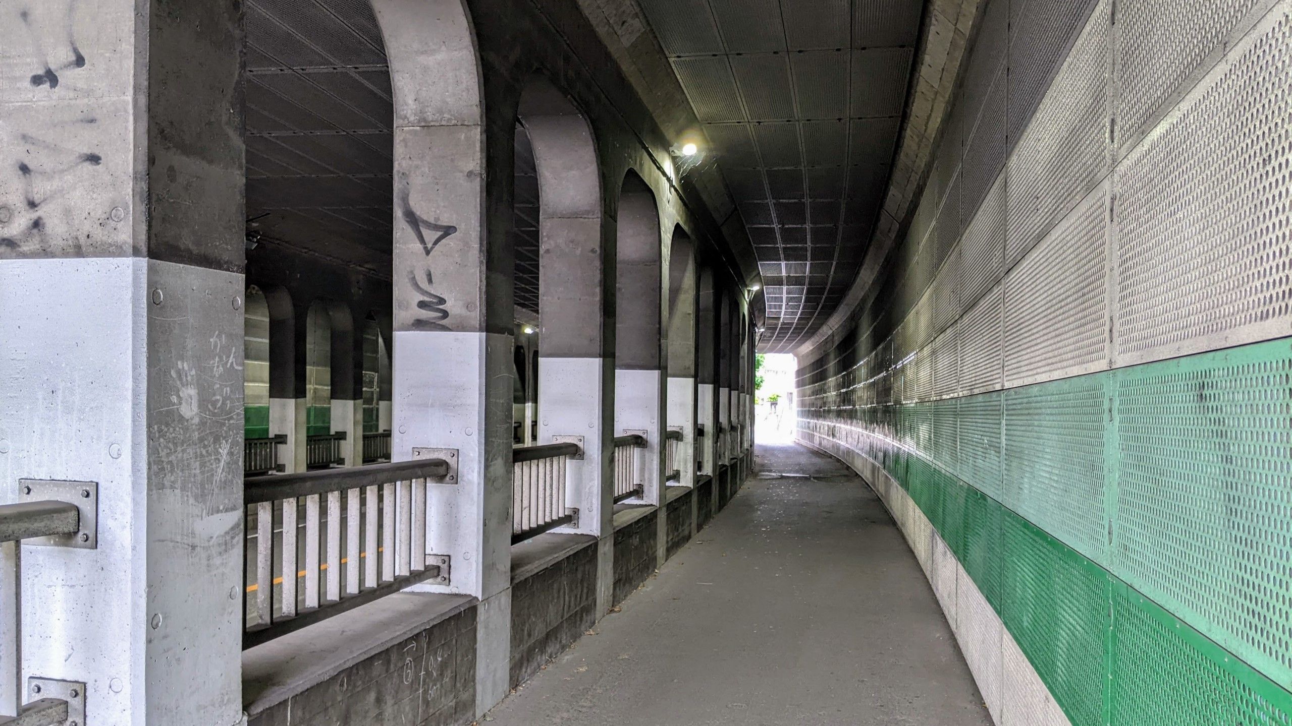 多くの柱で支えられたよくあるトンネル