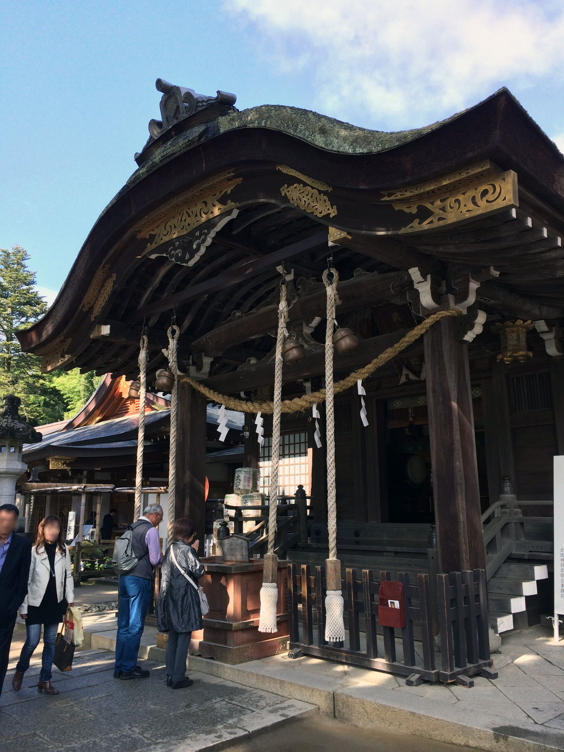 武田神社の拝殿。