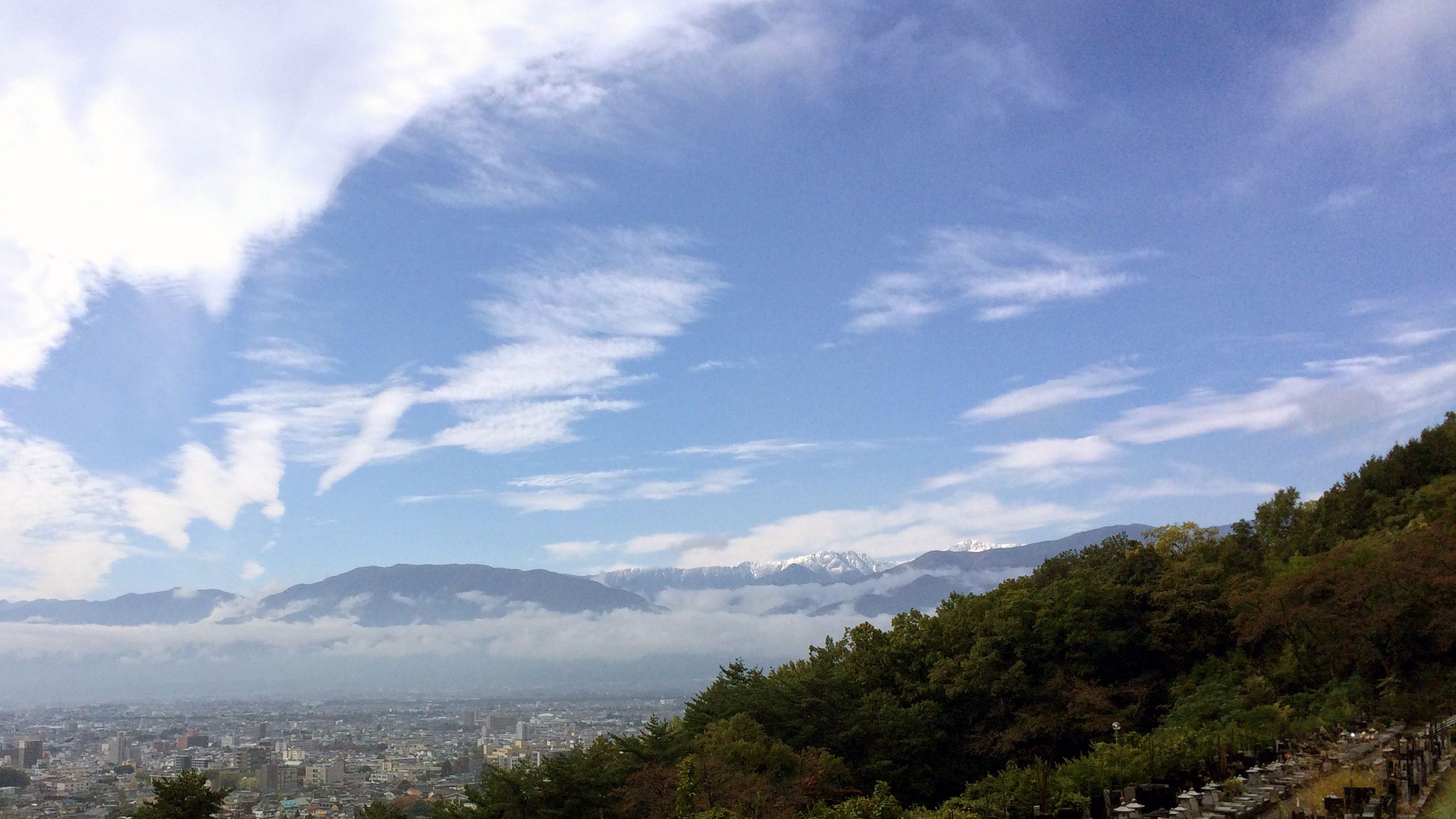 2016/11/01の昼ごろには、愛宕山中腹の墓地から見ると北岳方面に晴れ間がのぞいている。